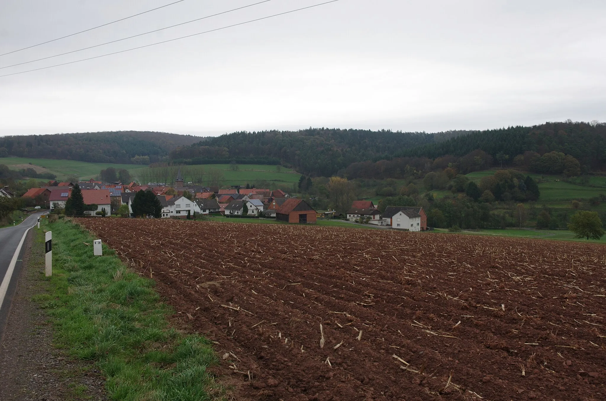 Photo showing: Edertal, Ortsteil Königshagen in Hessen. Blick auf das Dorf Königshagen.