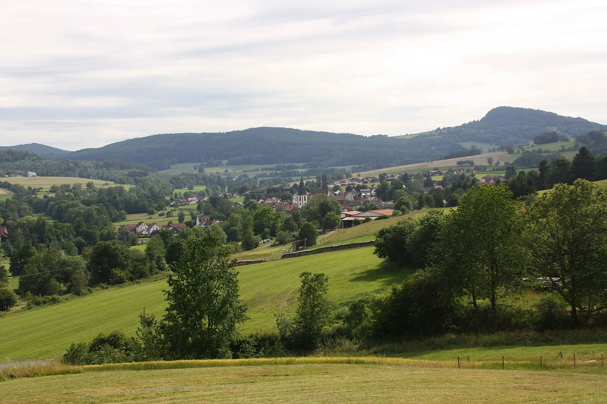 Photo showing: Blick aus ostnordöstlicher Richtung über Eckweisbach zur Milseburg und zum Bubenbader Stein