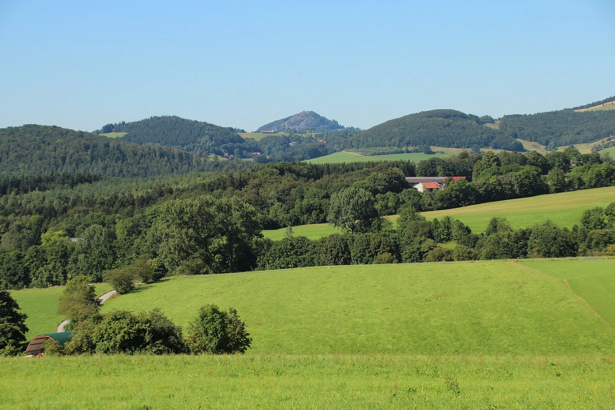 Photo showing: Von links nach rechts: Schwarzenhauck, Teufelsstein, Milseburg (Bildmitte), Heidigskuppe