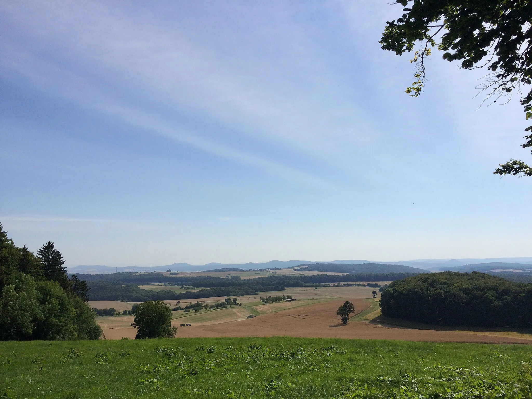 Photo showing: Blick vom Waldrand östlich der Hohen Schleife (442 m) Richtung Leinetal; Werra-Burgen-Steig Hessen (X5H)