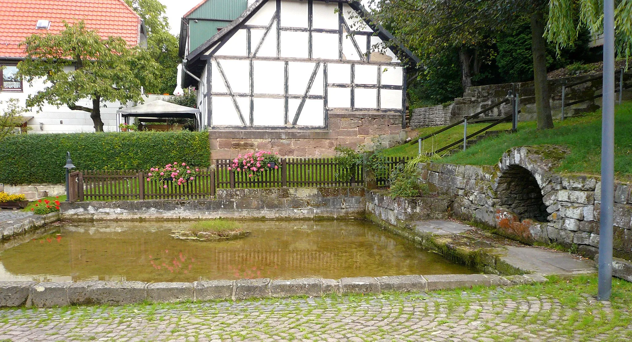 Photo showing: Lindenteichquelle und Teich unterhalb des Ties in Atzenhausen, Gemeinde Rosdorf