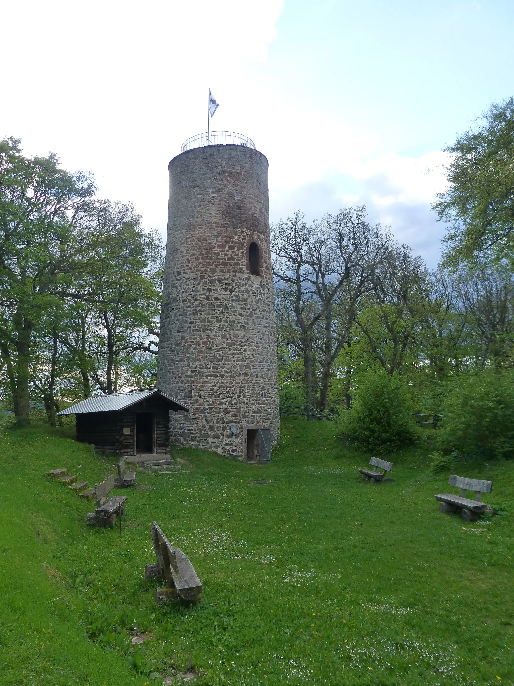 Photo showing: Bergfried der Kellerburg auf dem Burgberg von Battenberg