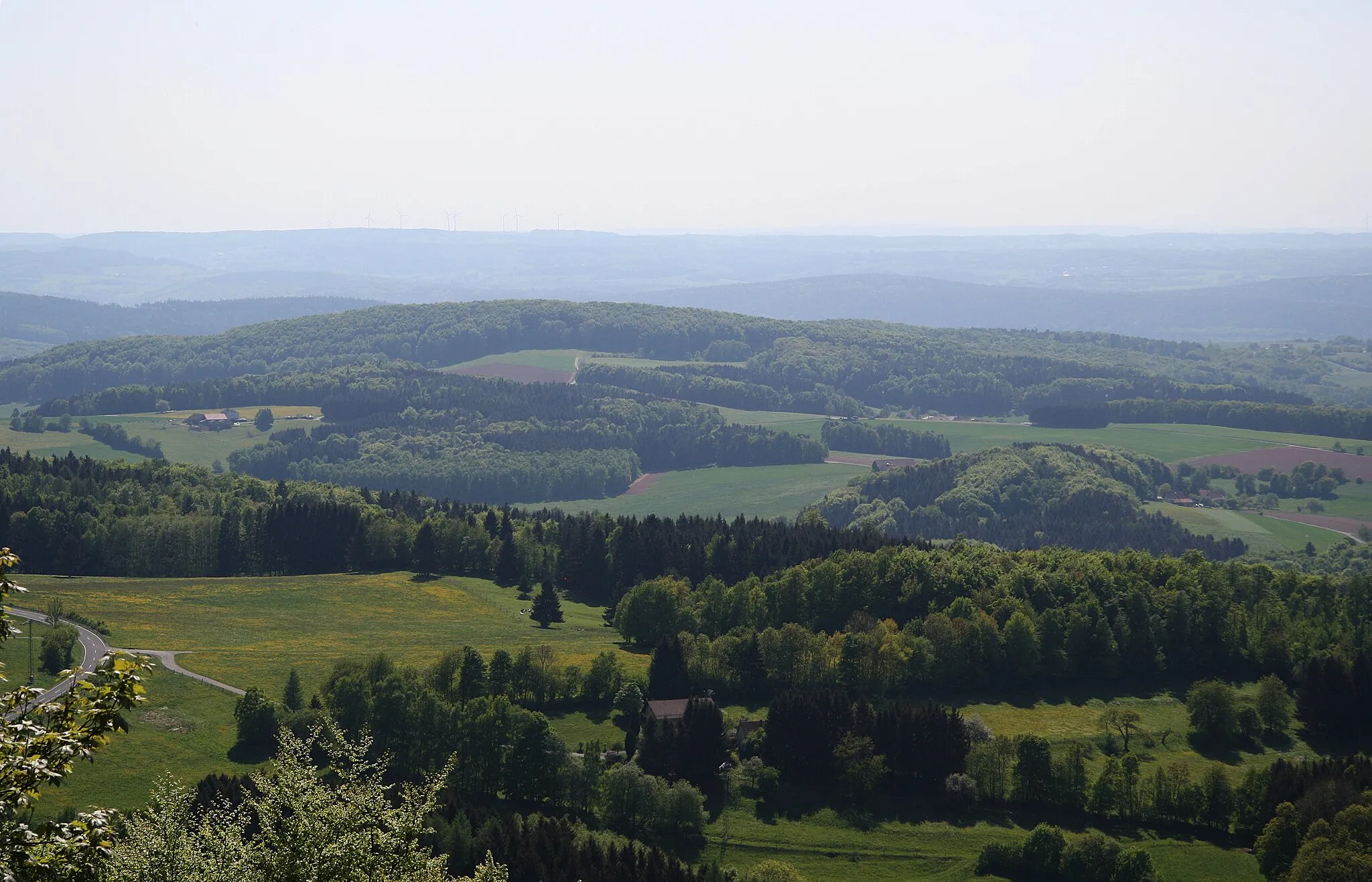 Photo showing: Blick vom Stellberg zum Giebelrain, rechts vorne der Friedenstein. Milseburger Kuppenrhön, Landkreis Fulda, Hessen