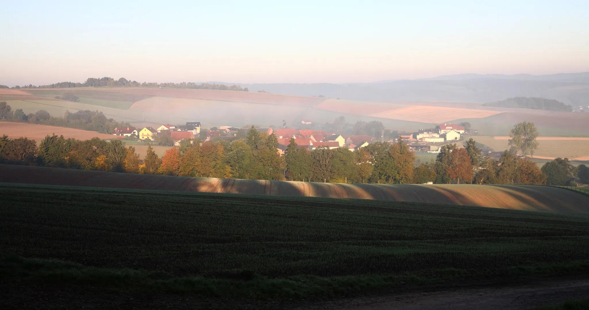Photo showing: Hilperhausen beim Sonnenaufgang (ein Ortsteil von Niederaula im Landkreis Hersfeld-Rotenburg in Hessen).