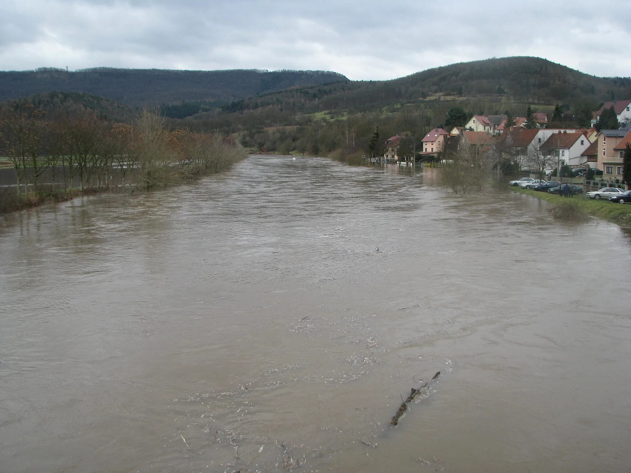 Photo showing: Hochwasser der Werra bei Großburschla (Wartburgkreis/Thüringen). Im Hintergrund der Heldrastein.