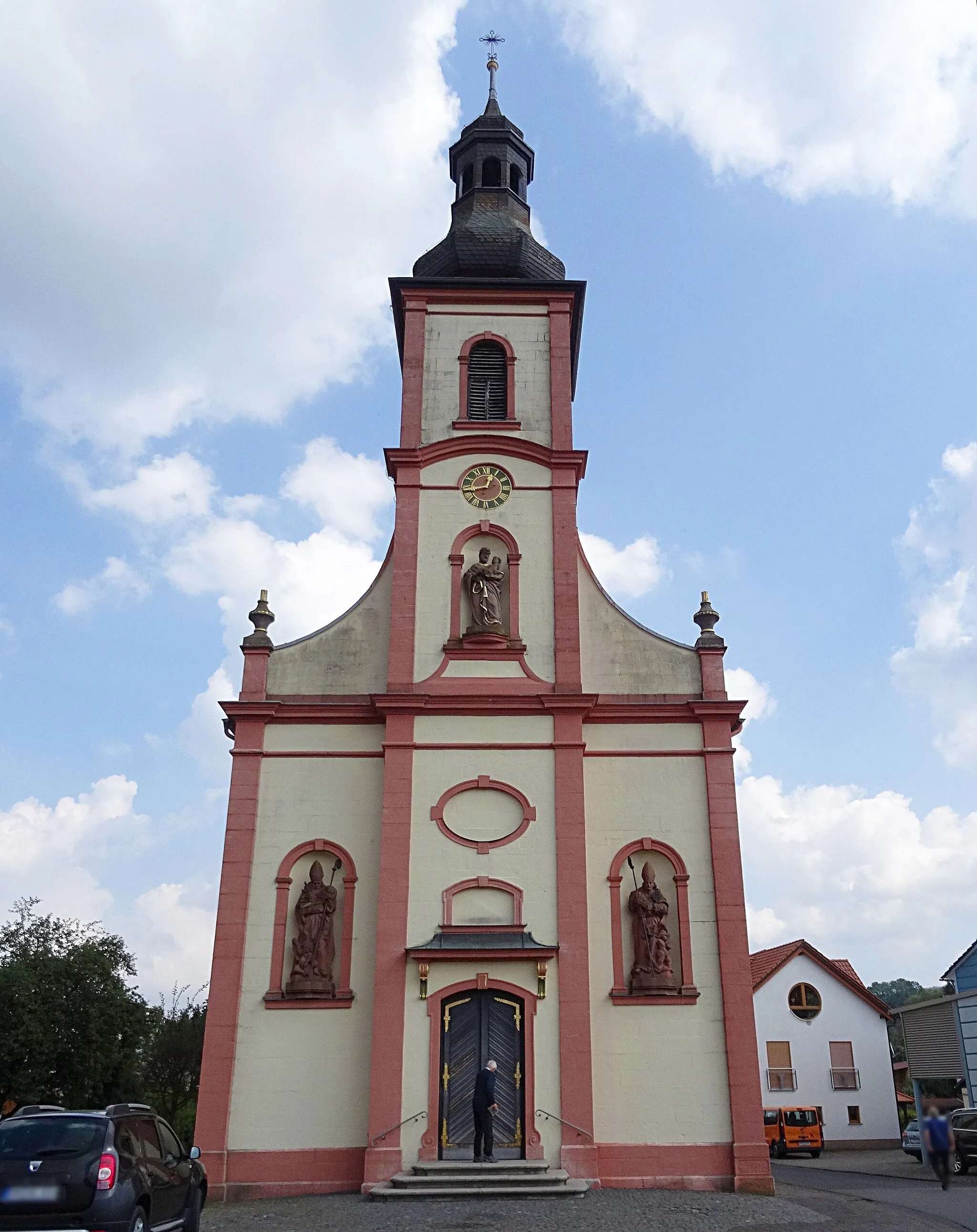 Photo showing: Dorfkirche St. Josef in Wickers mit den Fassaden-Statuen des hl. Kilian und des hl. Bonifatius
