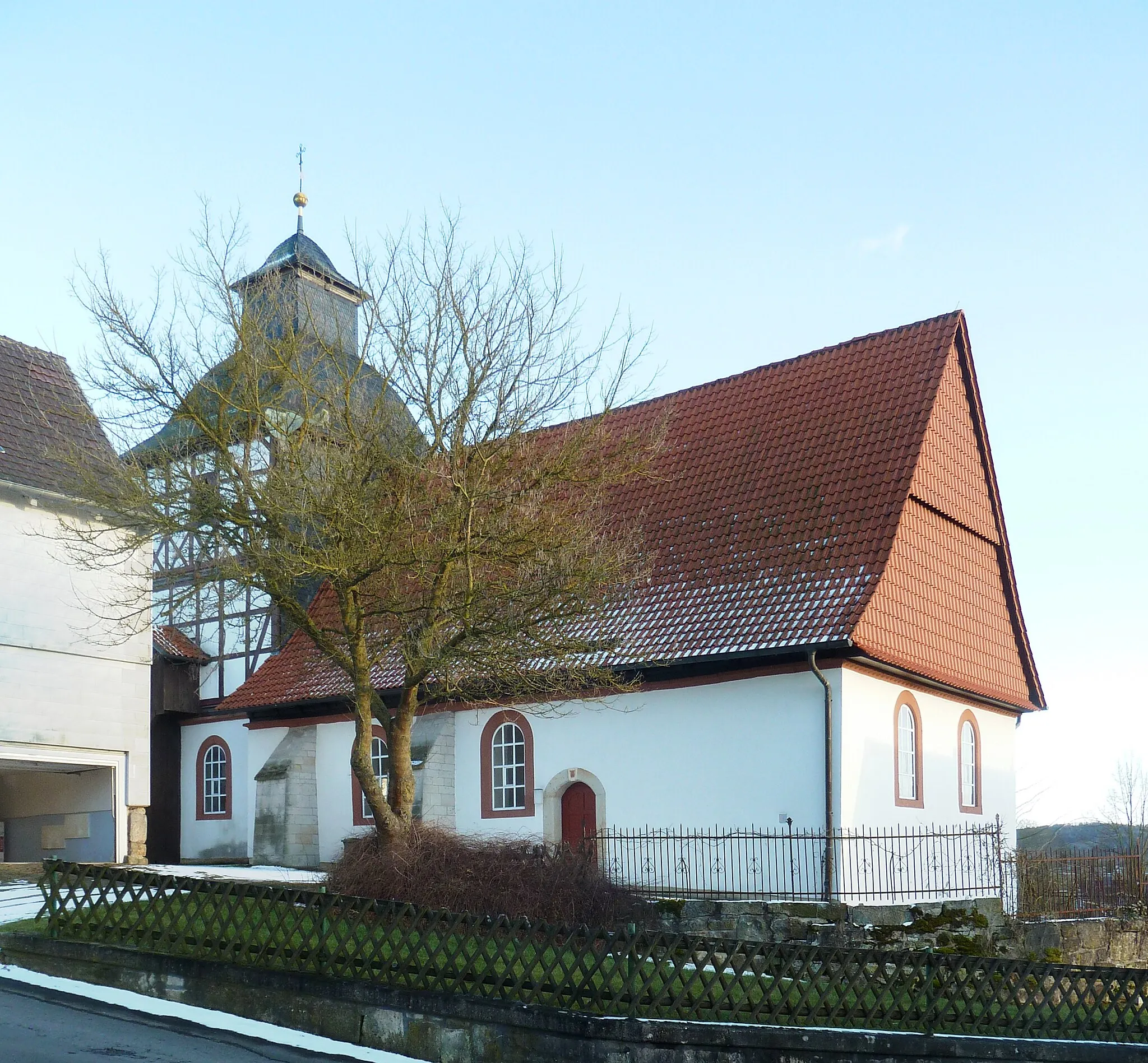 Photo showing: Ev.-luth. Kirche in Escherode, Gemeinde Staufenberg, Südniedersachsen. 1425 erstmals urkundlich erwähnt, Untergeschoss des Chortums mit Rippengewölbe vermutlich 15. Jh. mit Wandmalereifragmenten des 14./15. Jahrhunderts lt. Denkmaltopographie. Tumobergeschosse jünger aus Fachwerk, teils verschiefert. Fenster- und Türöffnungen mit Werksteineinfassungen ebenfalls jünger, Nordportal dat. 1720