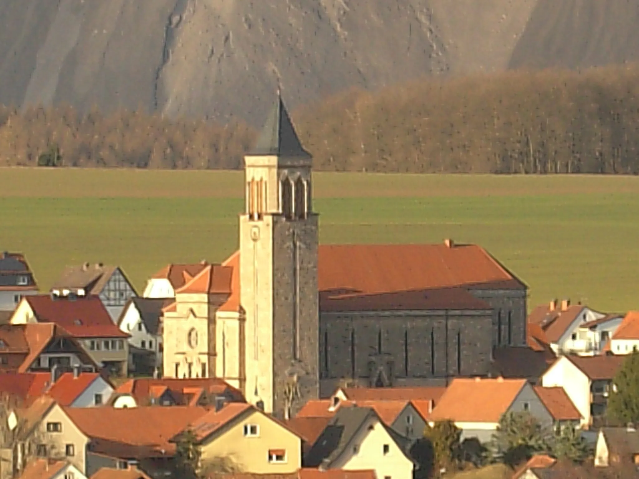 Photo showing: Pfarrkirche Mariä Himmelfahrt in Rommerz (Gemeinde Neuhof, Lkr. Fulda, Hessen).
Erbaut wurde sie von 1928 bis 1934,größtenteils in ehrenamtlicher Eigenleistung von Bürgern as dem Ort.
Derzeit wird die Kirche für rund 2 Millionen Euro innen wie außen komplett saniert.

Im Hintergrund zu sehen ist der "Monte Kali" - die Abraumhalde des in Neuhof ansässigen Kali- und Salzwerks.