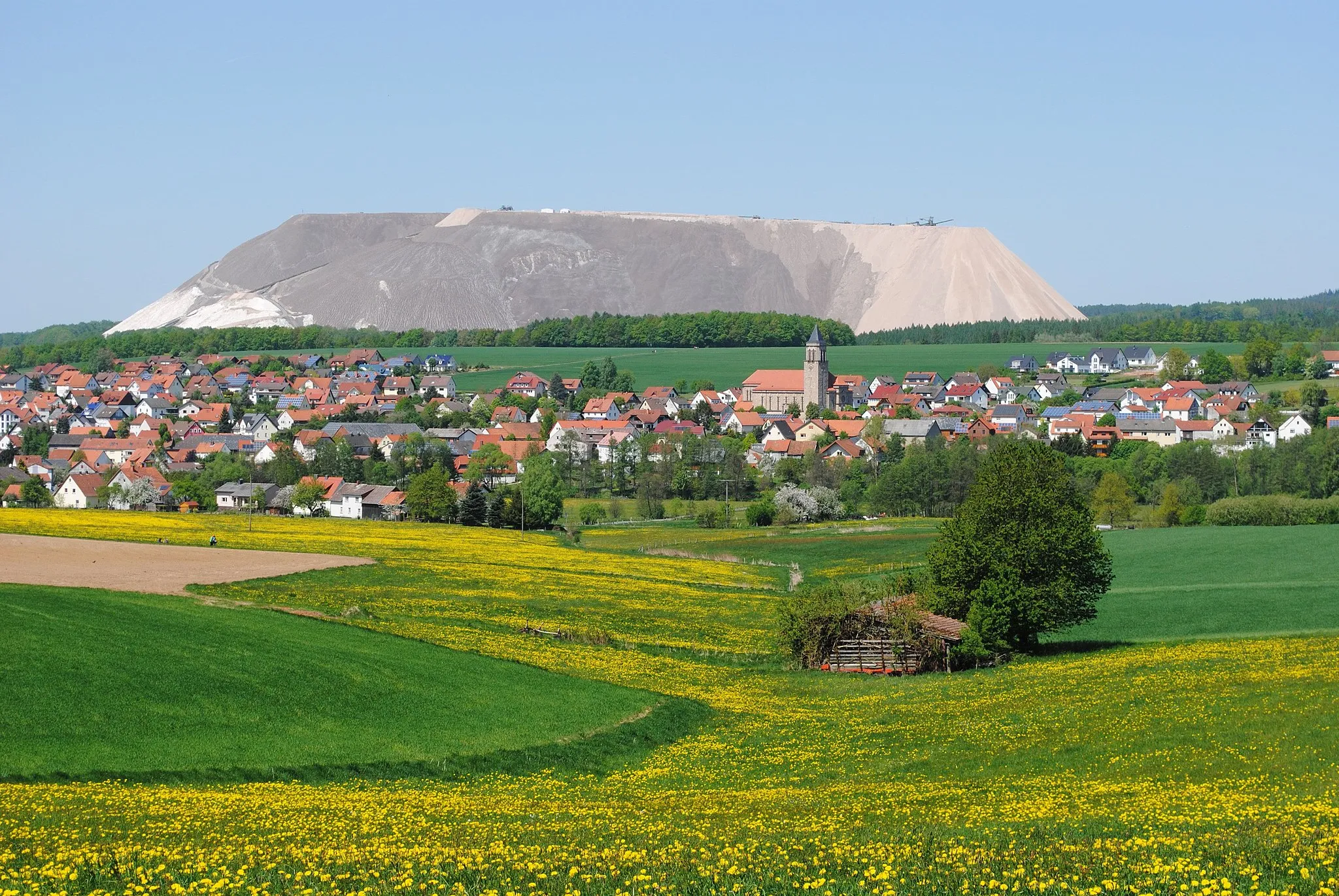 Photo showing: Teilansicht von Rommerz mit dem Monte Kali und der kath. Pfarrkirche Mariä Himmelfahrt