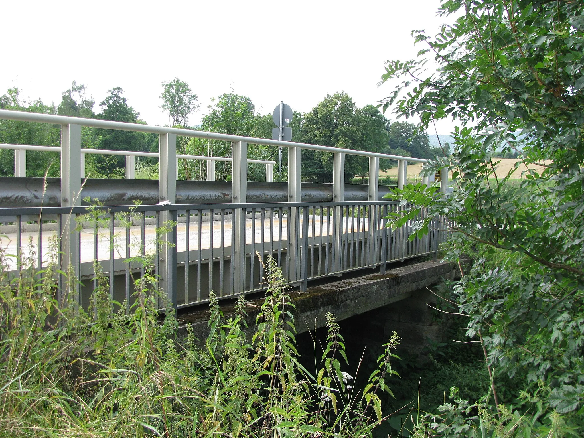 Photo showing: eine Brücke über die Warme bei Zierenberg, hier wurde eine neue Brücke aus Stahlbeton über die alte, vielleicht denkmalgeschützte Brücke gebaut