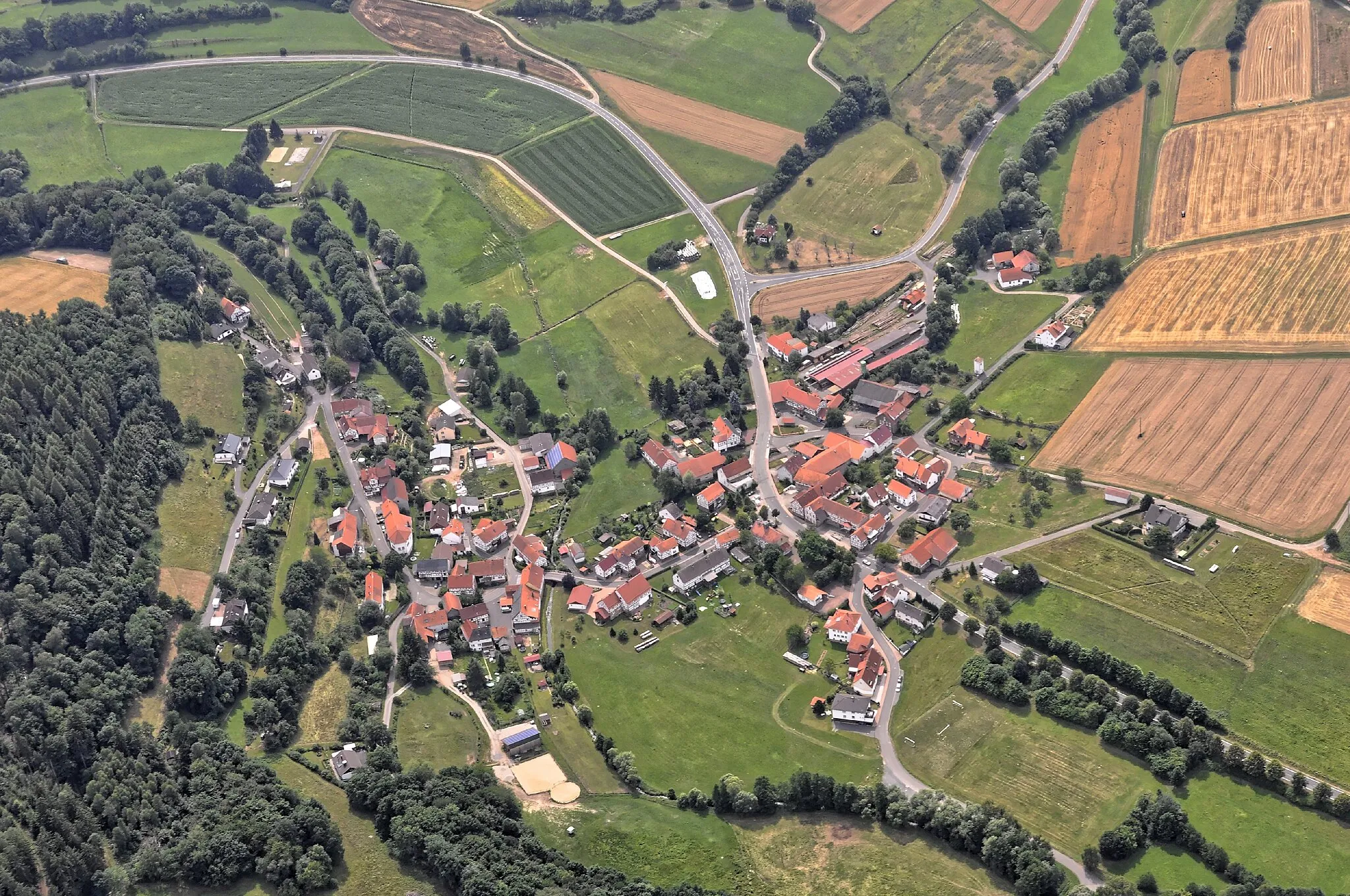 Photo showing: Bilder vom Flug Nordholz-Hammelburg 2015: Appenfeld von Nordosten; Ortsteil der Gemeinde Knüllwald im Schwalm-Eder-Kreis in Hessen.