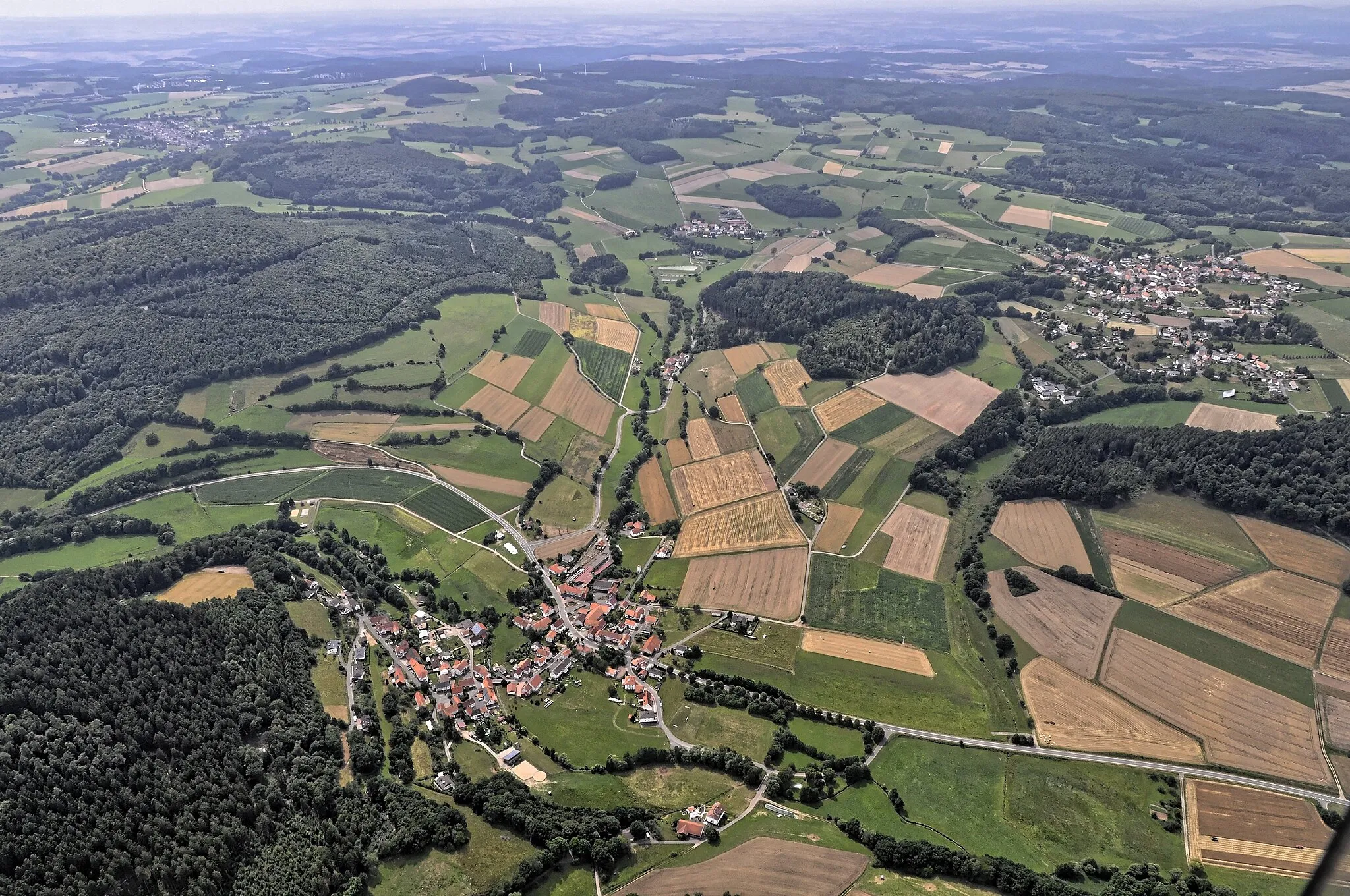 Photo showing: Bilder vom Flug Nordholz-Hammelburg 2015: Vorn Appenfeld, rechts Hülsa, Bildmitte hinten Hergetsfeld, oben links Schwarzenborn.
