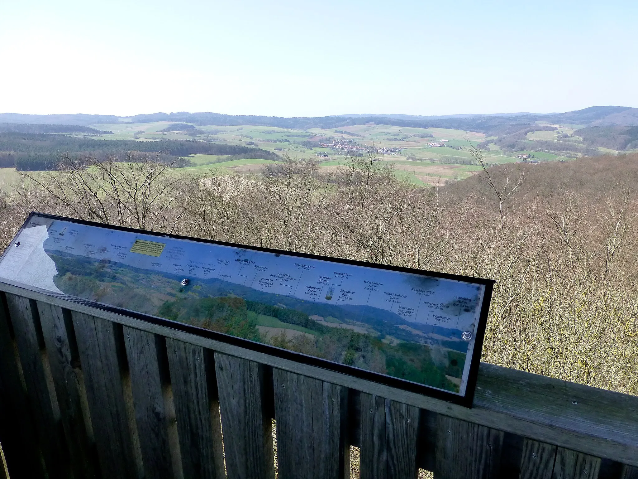 Photo showing: Aussichtsturm Ziegenküppel; Aussichtsplattform mit Orientierungstafel; Blick nach Westen in Richtung Schemmern; am rechten Bildrand der Eisberg