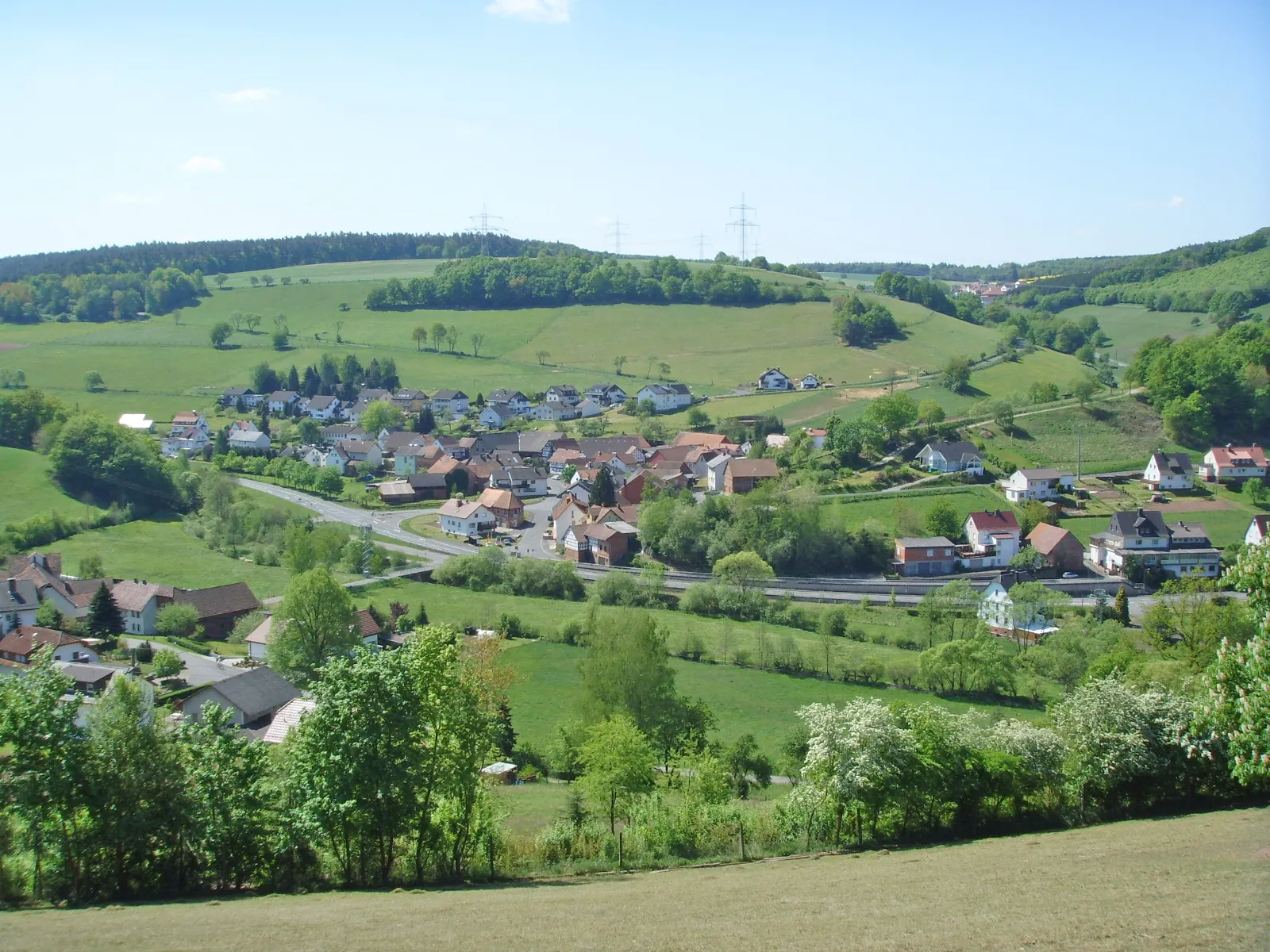 Photo showing: Malkomes vom Hang des Birkigs aus. Im Hintergrund der Mühlberg.