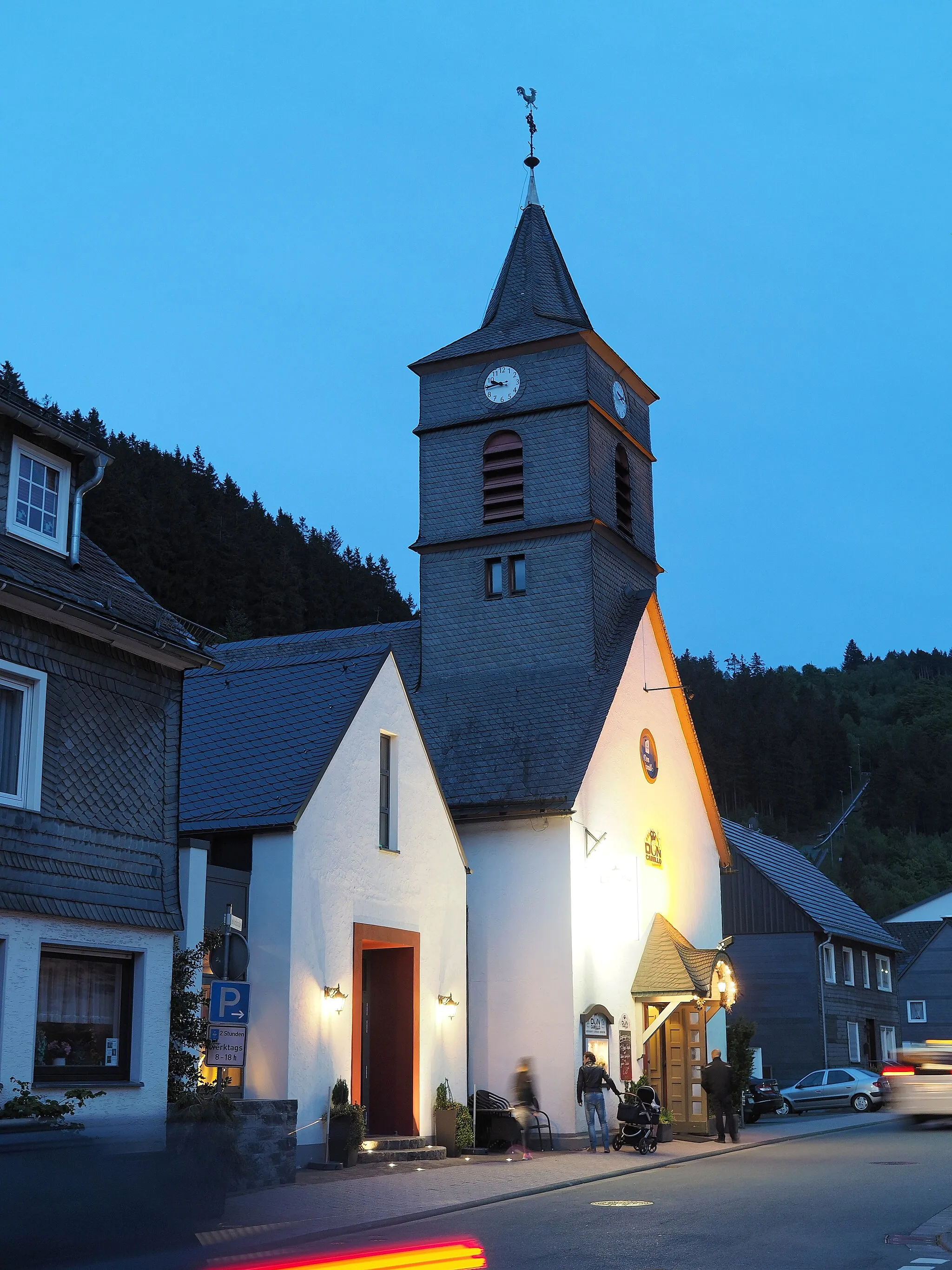 Photo showing: Die alte evangelische Kirche in Willingen, jetzt Restaurant Don Camillo, Willingen, Hessen. Foto anlässlich des Wikipedia Sauerland-Stammtisches in Willingen