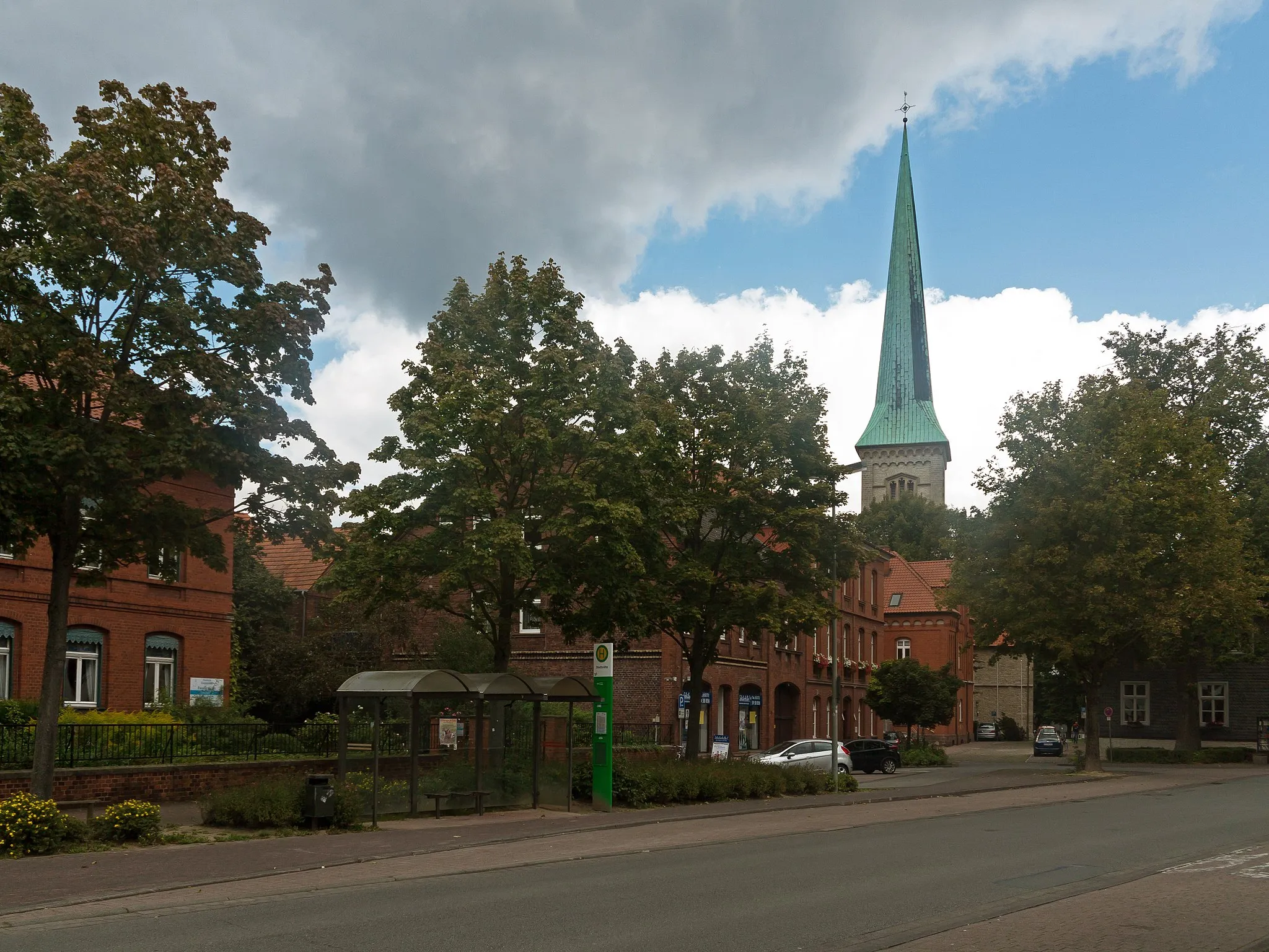 Photo showing: Brakel, churchtower (die katholische Pfarrkirche Sankt Michael) in the street