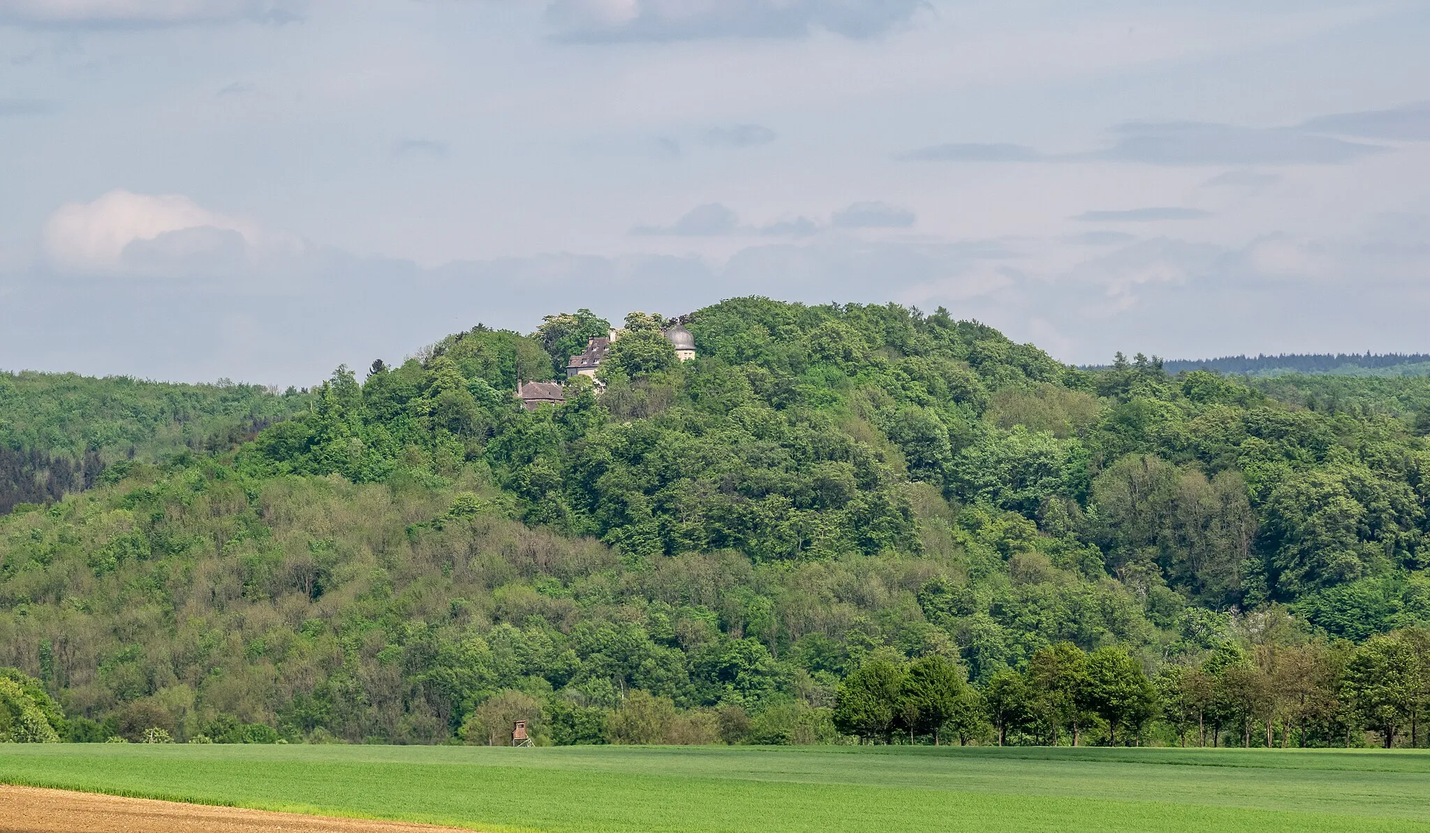 Photo showing: Blick vom Rand des Hinnenburger Forstes auf Schloss Hinnenburg