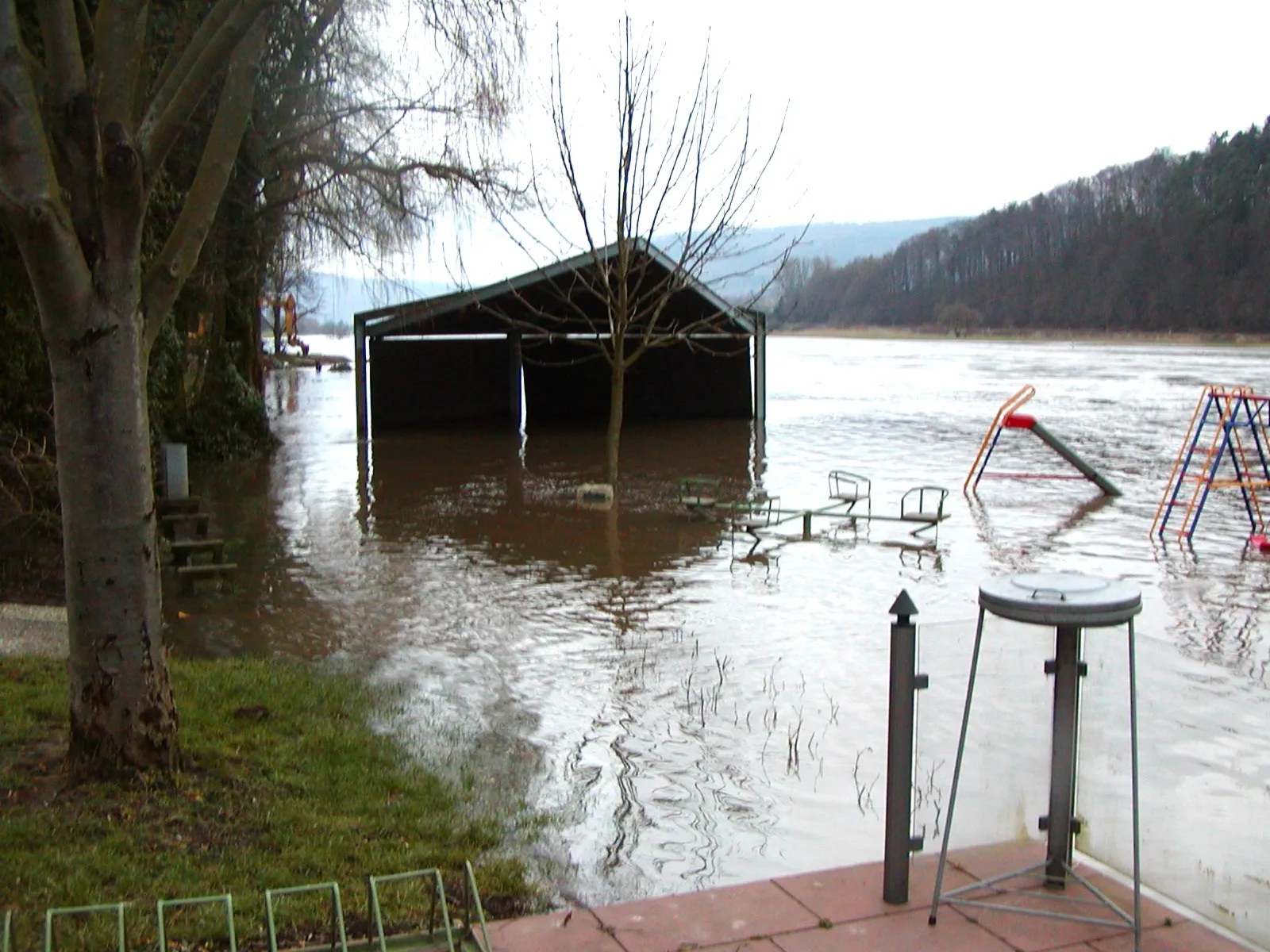 Photo showing: Weserhochwasser im Januar 2003 in Reinhardshagen - Foto: Freiwillige Feuerwehr Reinhardshagen - GNU-FDL (siehe Erlaubnis)

Freigabe durch den Urheber
Dieser E-Mail-Schriftverkehr zwischen Freiwillige Feuerwehr Reinhardshagen und presse03 erfolgte am 15. November 2005:

Anfrage
Guten Tag.
Ich bearbeite zur Zeit in der Freien Enzyklopädie Wikipedia (www.wikipedia.com) den Artikel „Weser“.  Im Abschnitt „Hochwasser“ würde ich gerne das von Ihnen auf Ihrer Website veröffentlichte Bild P1040009 (Pavillon in Vaake unter Wasser 2003) einfügen. Dies geht aber nur, wenn Sie einer Veröffentlichung in Wikipedia zustimmen und das Foto ausdrücklich gemeinfrei stellen, d. h. es darf kein Urheberschutz bestehen, da alle Bilder in Wikipedia weltweit zur Verfügung gestellt werden und unter GNU-FD-Lizenz (urheberfrei) stehen müssen.
Ich würde mich freuen, wenn Sie einer Veröffentlichung unter dieser Bedingung zustimmen würden.

Freigabe
Guten Tag Herr ...,
gern können Sie das Foto verwenden. Es sollte jedoch erwähnt werden, dass das Bild von uns stammt. Sofern sie das Bild in einer höheren Auflösung oder weitere Bilder benötigen, können Sie sich jederzeit an mich wenden.
Mit freundlichen Grüßen,
Marc Schölzel

Webmaster FF Reinhardshagen