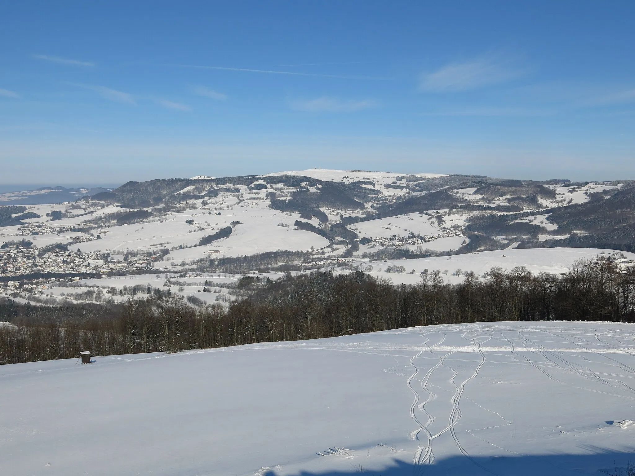 Photo showing: Wasserkuppe from south seen from Simmelsberg