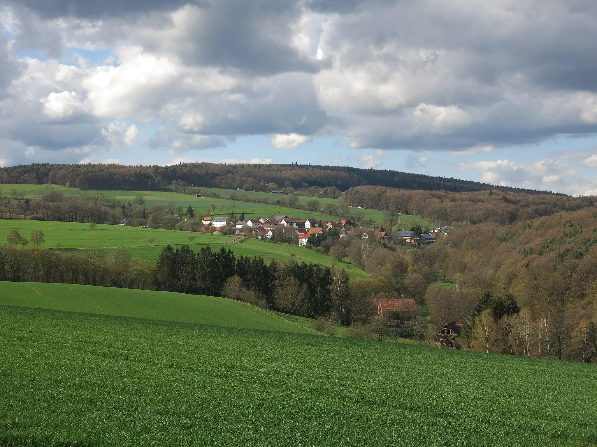 Photo showing: Near Haunetal: The village Kruspis and the mountain Mengshäuser Kuppe