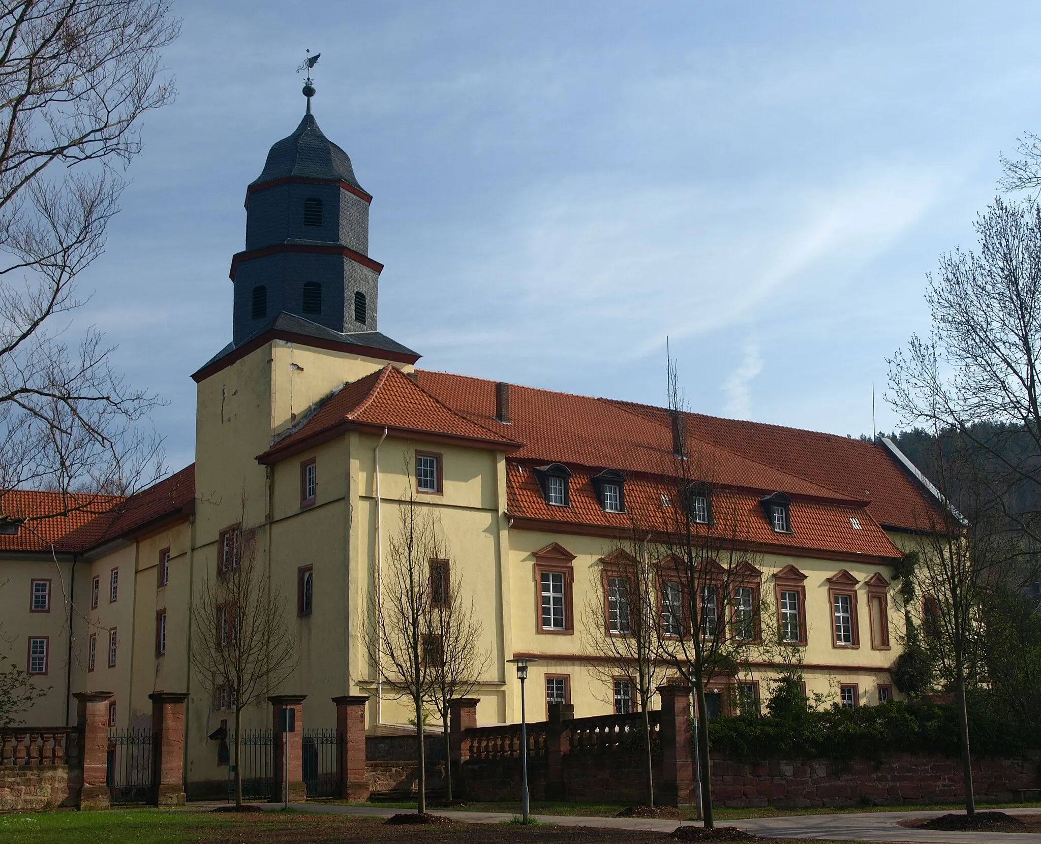 Photo showing: Südwestansicht der ehemaligen Stiftskirche mit der noch erkennbaren alten Zweiturmfront