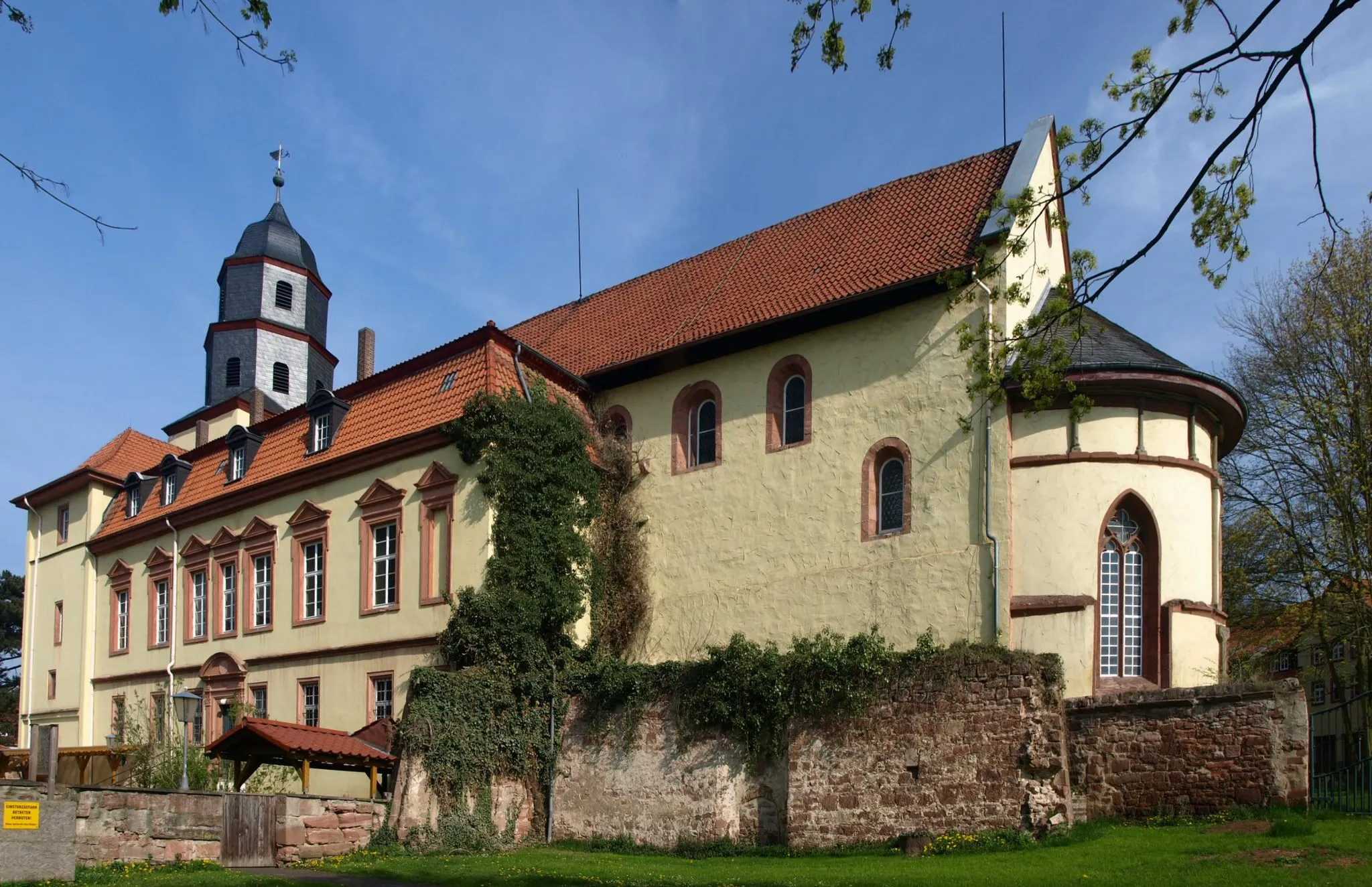Photo showing: Südostansicht der ehemaligen Stiftskirche mit dem schlossartig ausgebauten südlichen Seitenschiff
