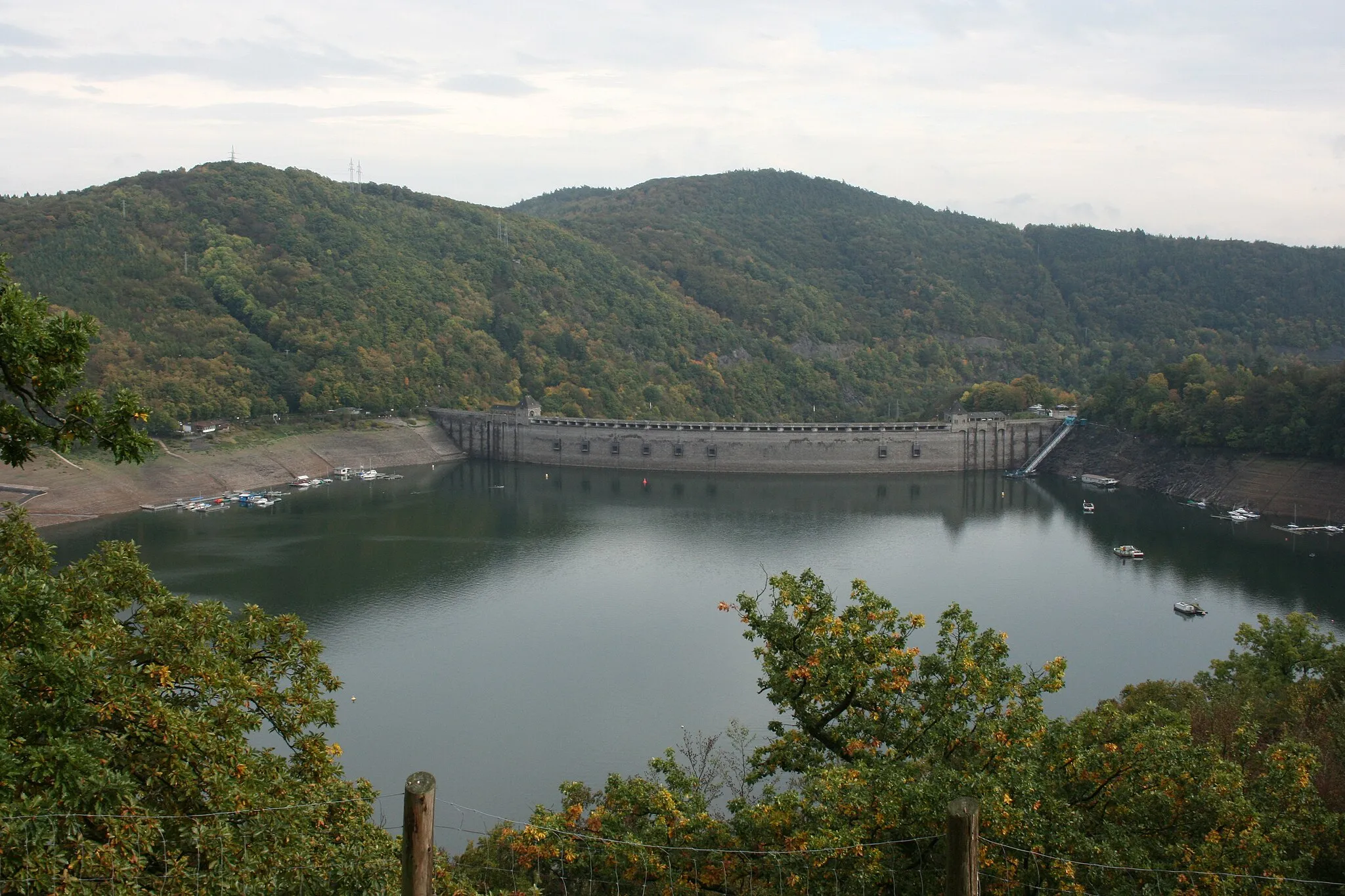 Photo showing: Die Staumauer am Edersee, Blick vom Wildpark aus