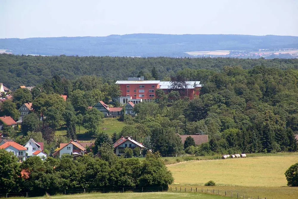 Photo showing: Die Fachklinik Fürstenwald mit dem davor liegenden ehemaligen Herrenhaus.