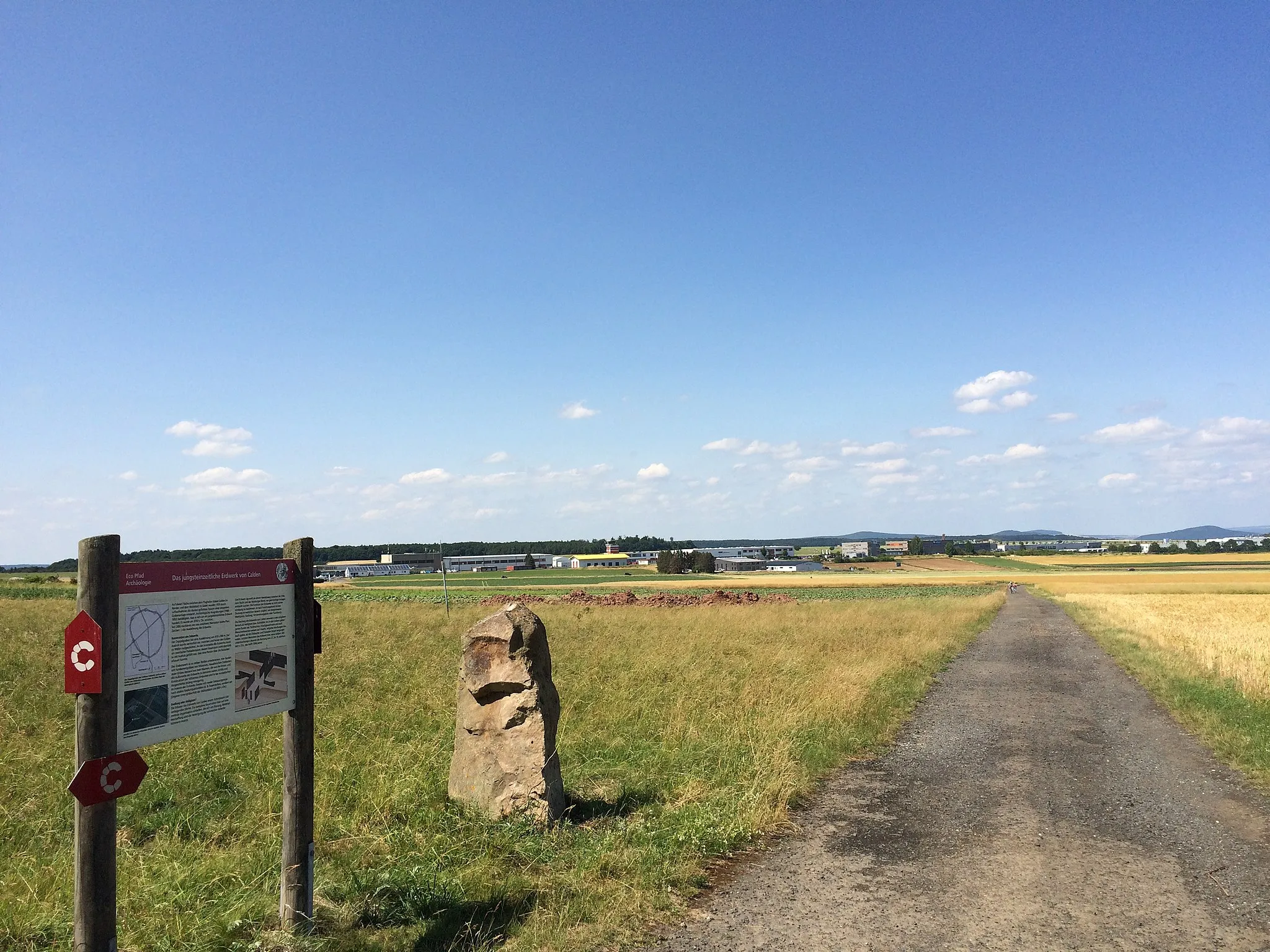 Photo showing: Informationstafel des Eco Pfades Archäologie Calden zum Jungsteinzeitlichen Erdwerk mit Blick auf den alten Flugplatz Kassel-Calden