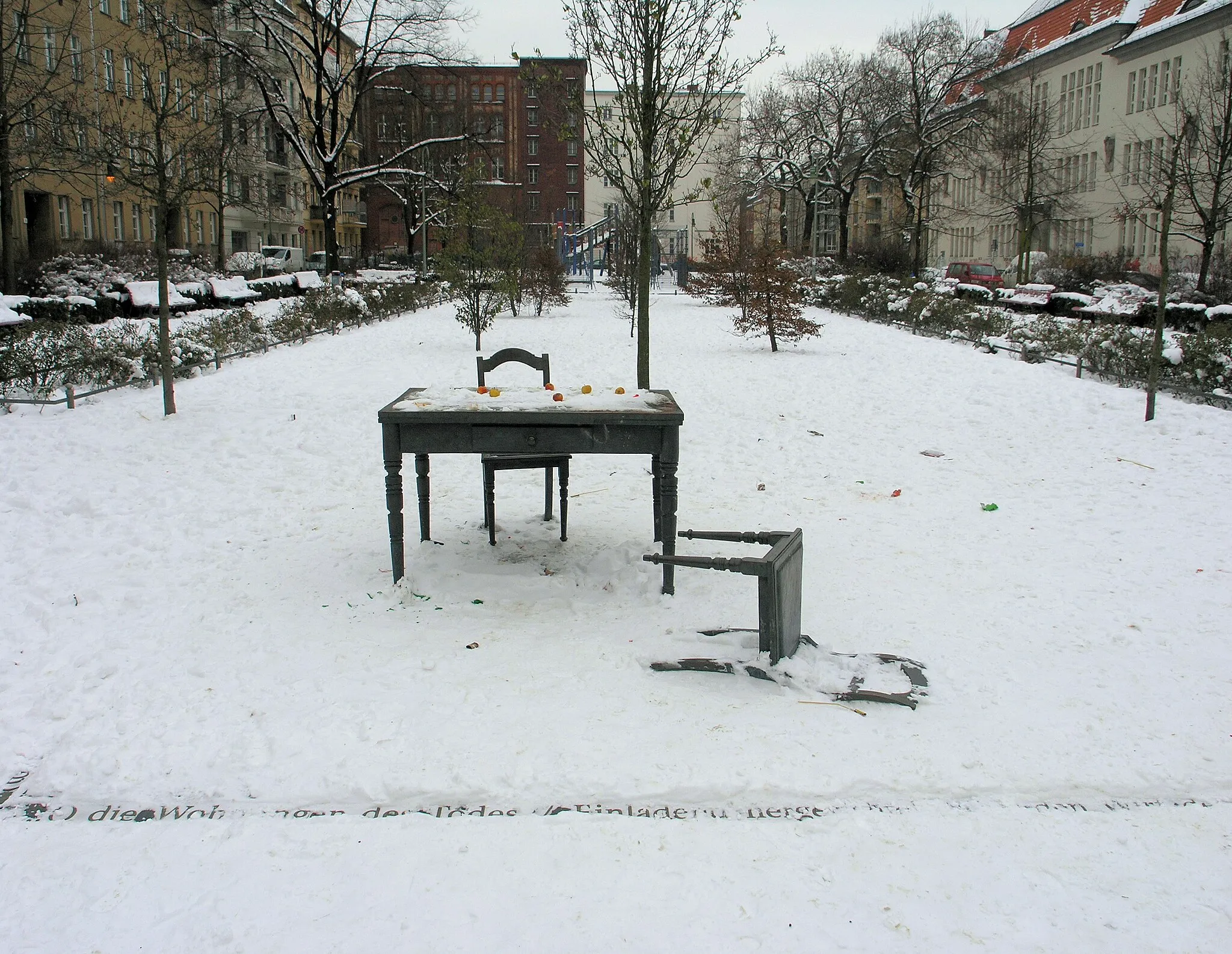 Photo showing: Memorial, "Der verlassene Raum" by Karl Biedermann, 1995, Koppenplatz , Berlin-Mitte, Germany
