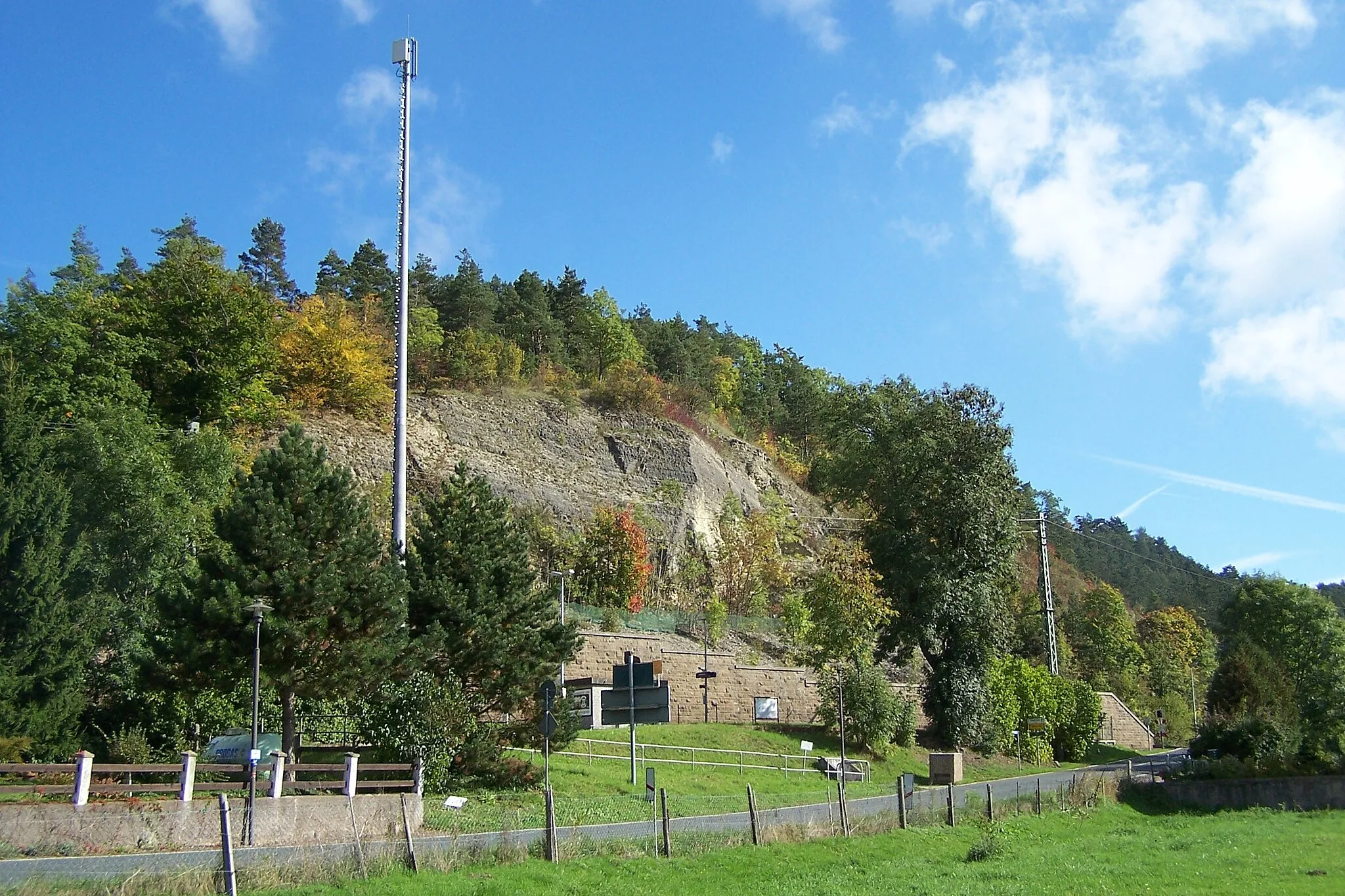 Photo showing: Der DB-Haltepunkt in Hörschel.  Im Hintergrund eine Felspartie des Hörschelberges.