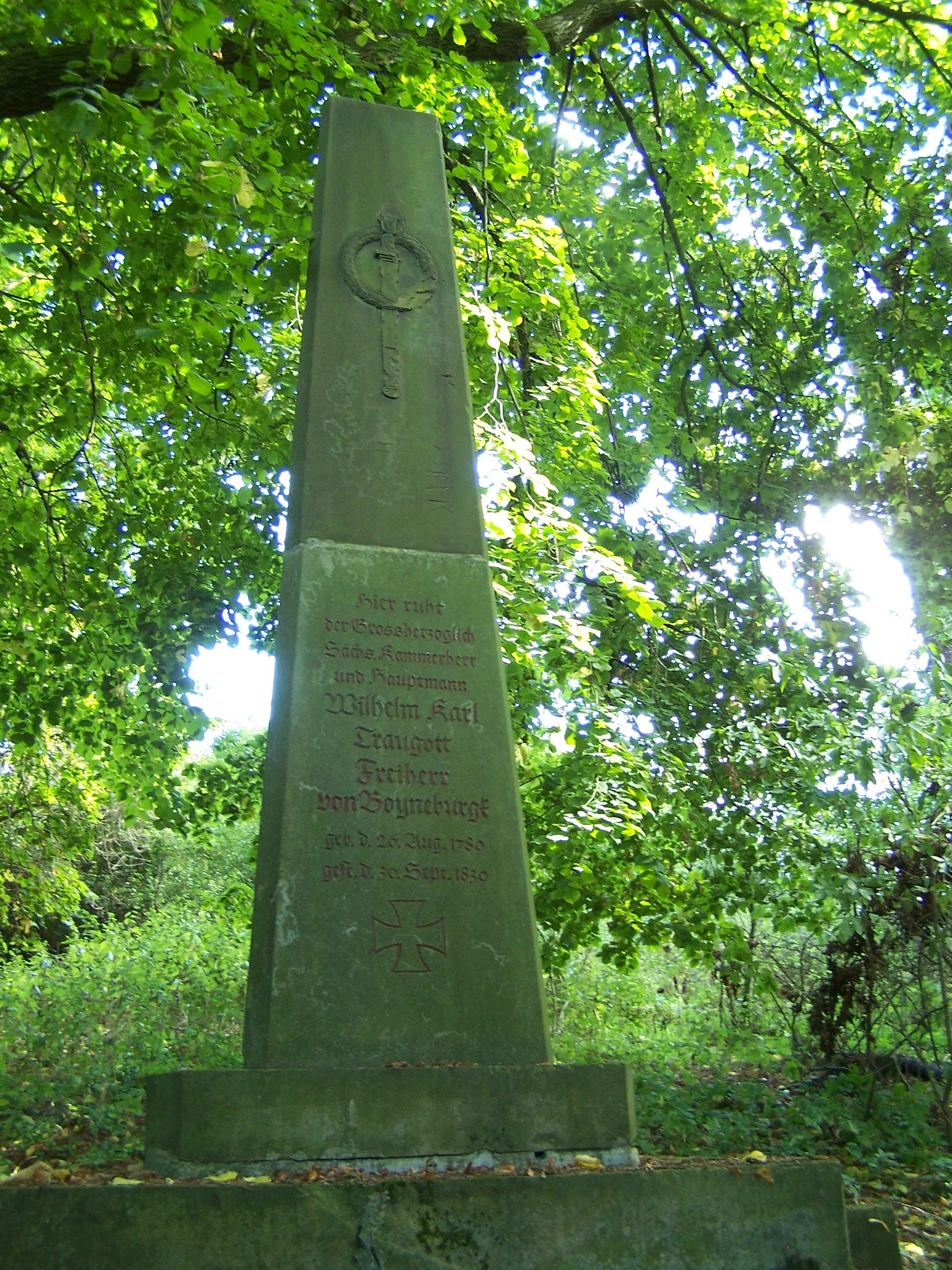 Photo showing: Das wieder aufgebaute Boyneburgk-Denkmal auf dem Hörschelberg markiert die Grenze zwischen Krauthausen, OT Deubachshof, und dem Stadtteil Hörschel der Stadt Eisenach.