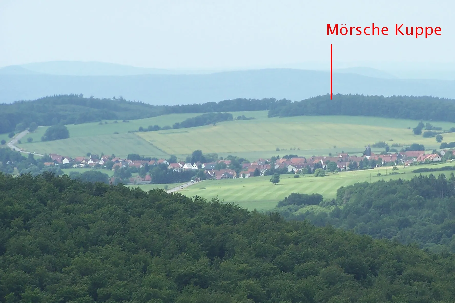 Photo showing: Ansicht von Etterwinden und der "Mörschen Kuppe" von Norden (Rennsteig).