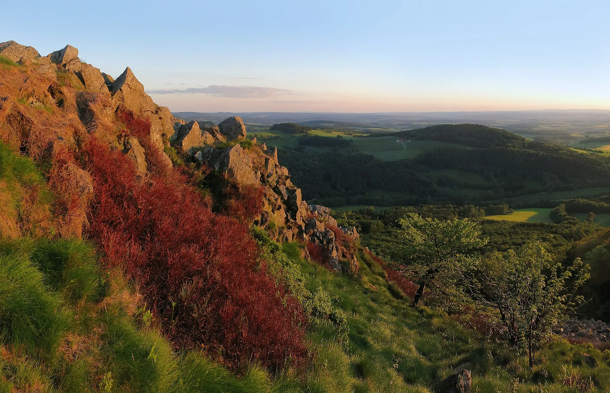 Photo showing: Rocks on the Milseburg, view to the west