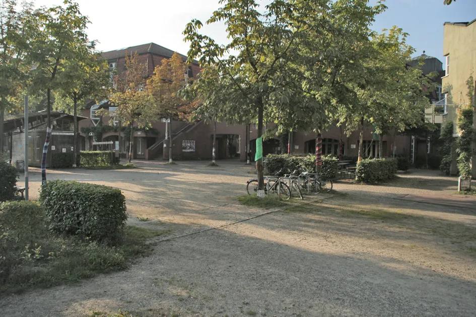 Photo showing: Der inoffizialisierte "Lucius-Burckhardt-Platz" an der Moritzstraße. (2011)