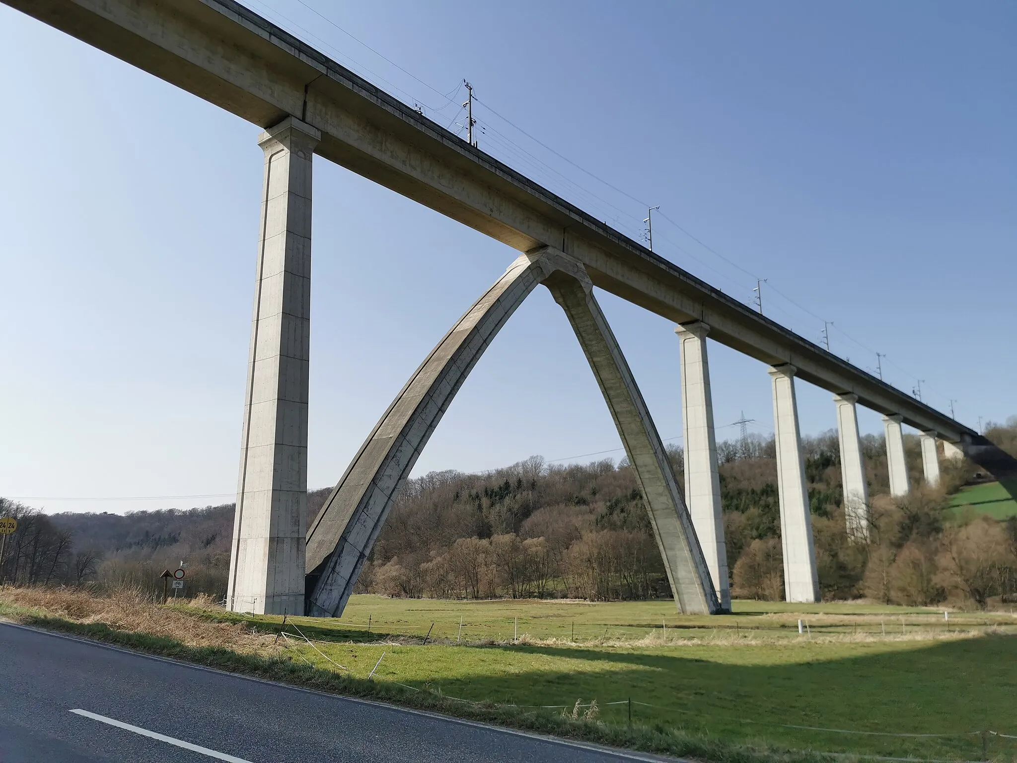 Photo showing: Mülmischtalbrücke bei Körle, Teil der ICE-Trasse Kassel-Würzburg
