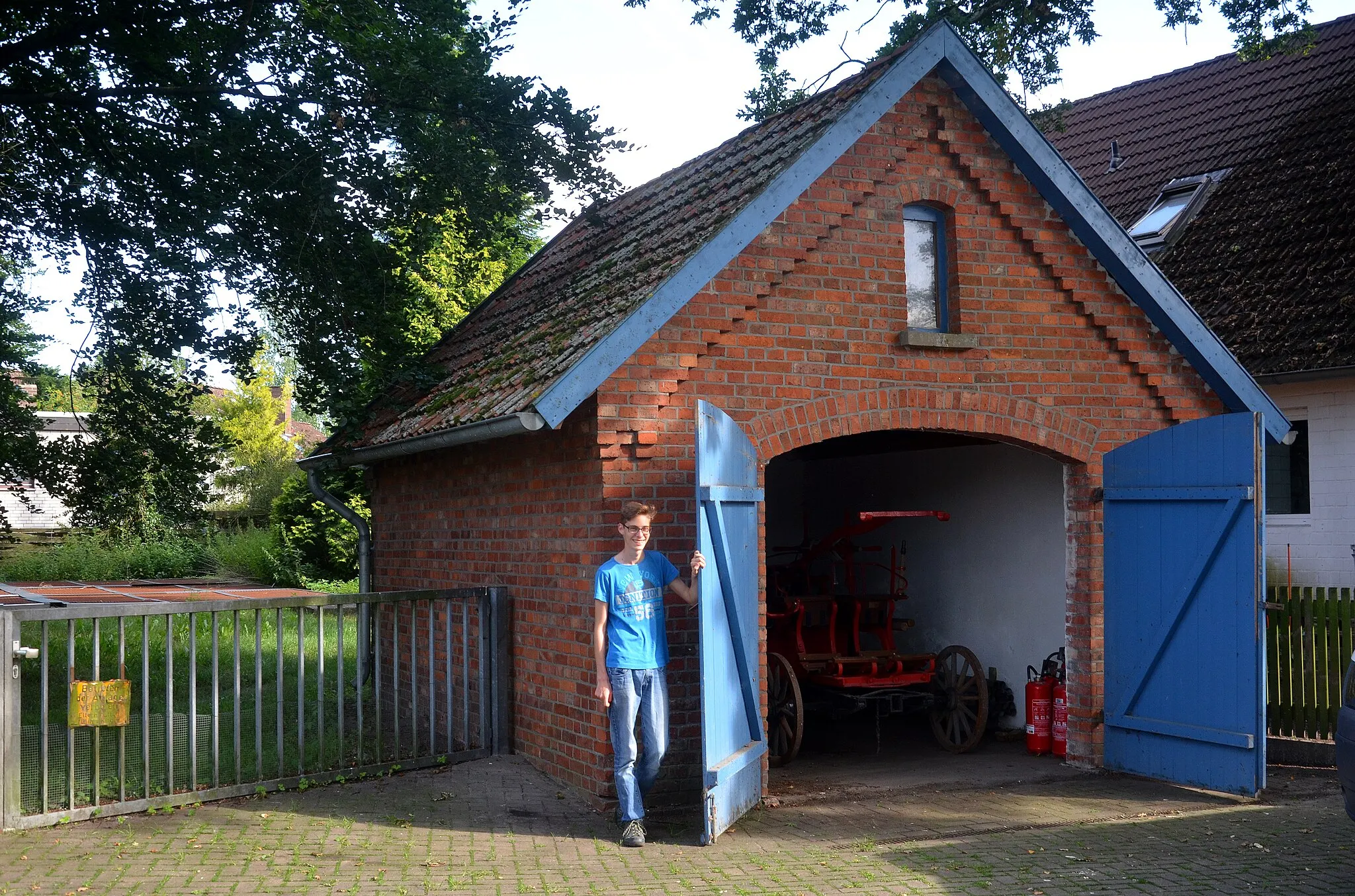 Photo showing: Nach langer Vorbereitung verabredeten  sich Mitglieder vom Wikipedia-Büro Hannover am 18. Juli 2017 in Resse (Wedemark) mit Thomas Schmidt, dem stellvertretenden Ortsbrandmeister der Freiwilligen Feuerwehr Resse, für eine kleine Foto-Dokumentation des - denkmalgeschützten - Gerätehauses von 1870 und der originalen, voll funktionstüchtigen Handdruckspritze der

„Spritzen-Fabrik
von
Chr. Spengler Inh. W. Spengler Hannover“

die laut dem Adreßbuch, Stadt- und Geschäftshandbuch der Königlichen Residenzstadt Hannover und der Stadt Linden beispielsweise von 1894 noch als

„Spengler & Lohmann, Feuerspritzenfabrik“

zugleich als Schmiede und Schlosserei unter der - damaligen - Adresse Engelbostelerdamm 21a ihren Sitz hatte ...