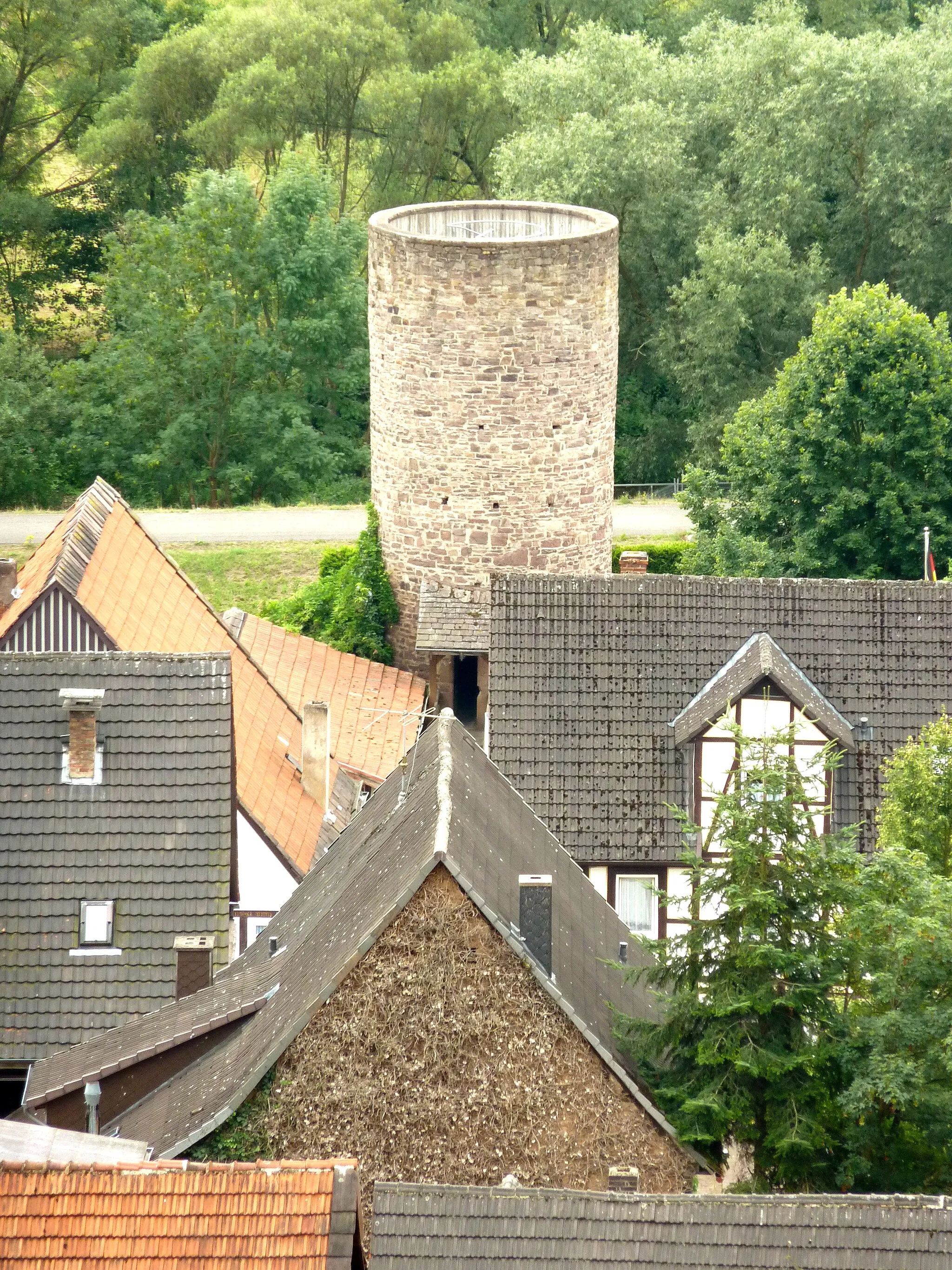 Photo showing: Blick von der Krukenburg auf einen mittelalterlichen Stadtturm an der Steinstraße l in Helmarshausen, Hessen.