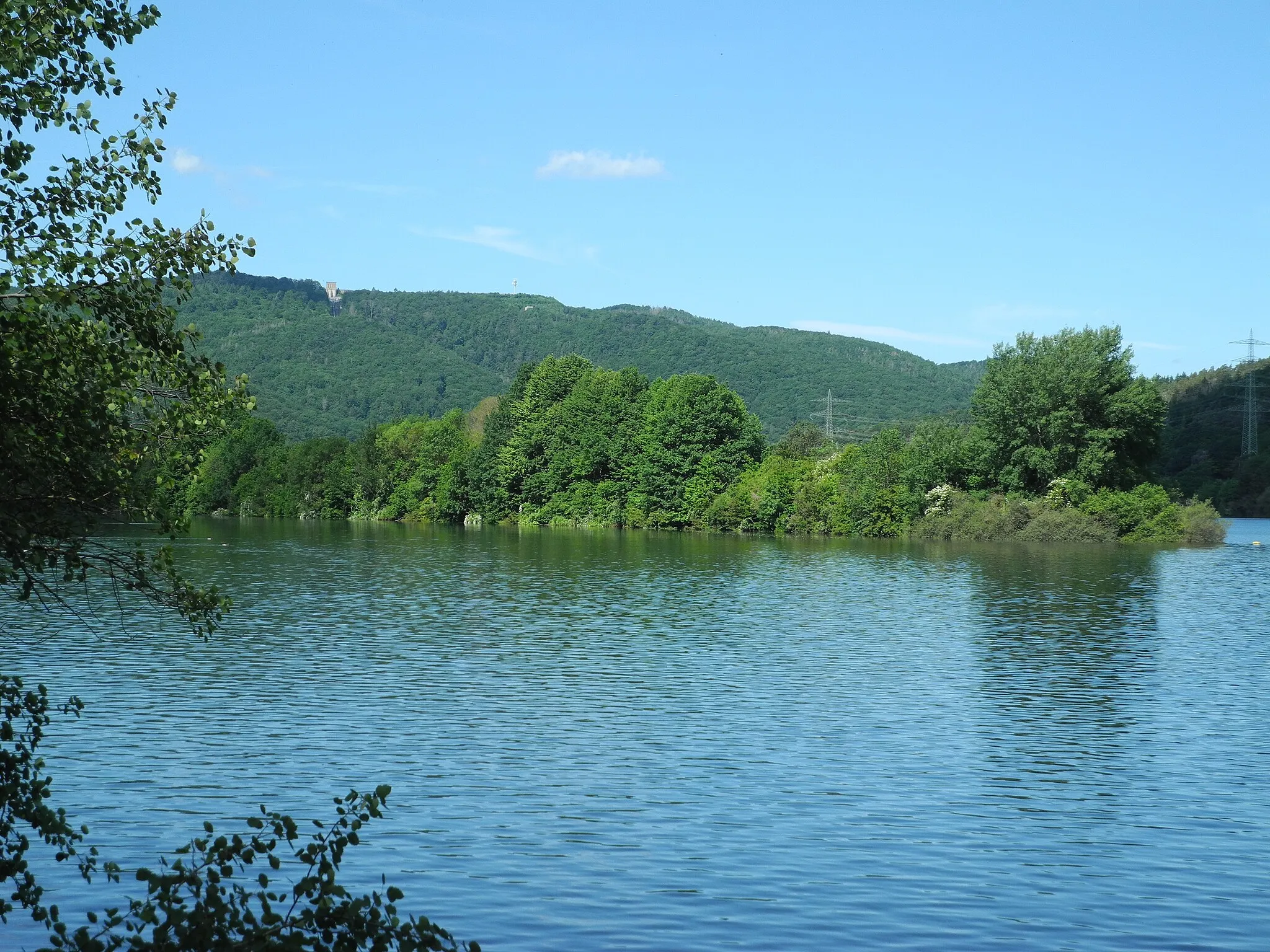 Photo showing: Naturschutzgebiet im Regierungsbezirk Kassel 1635007.
„Stausee von Affoldern“, künstlicher See im Lauf der Eder mit Insel und den angrenzenden Uferbereichen, Teil des Nationalparks Kellerwald-Edersee, westlich von Affoldern, im Landkreis Waldeck-Frankenberg, Hessen, Deutschland.

Blick von Südosten.