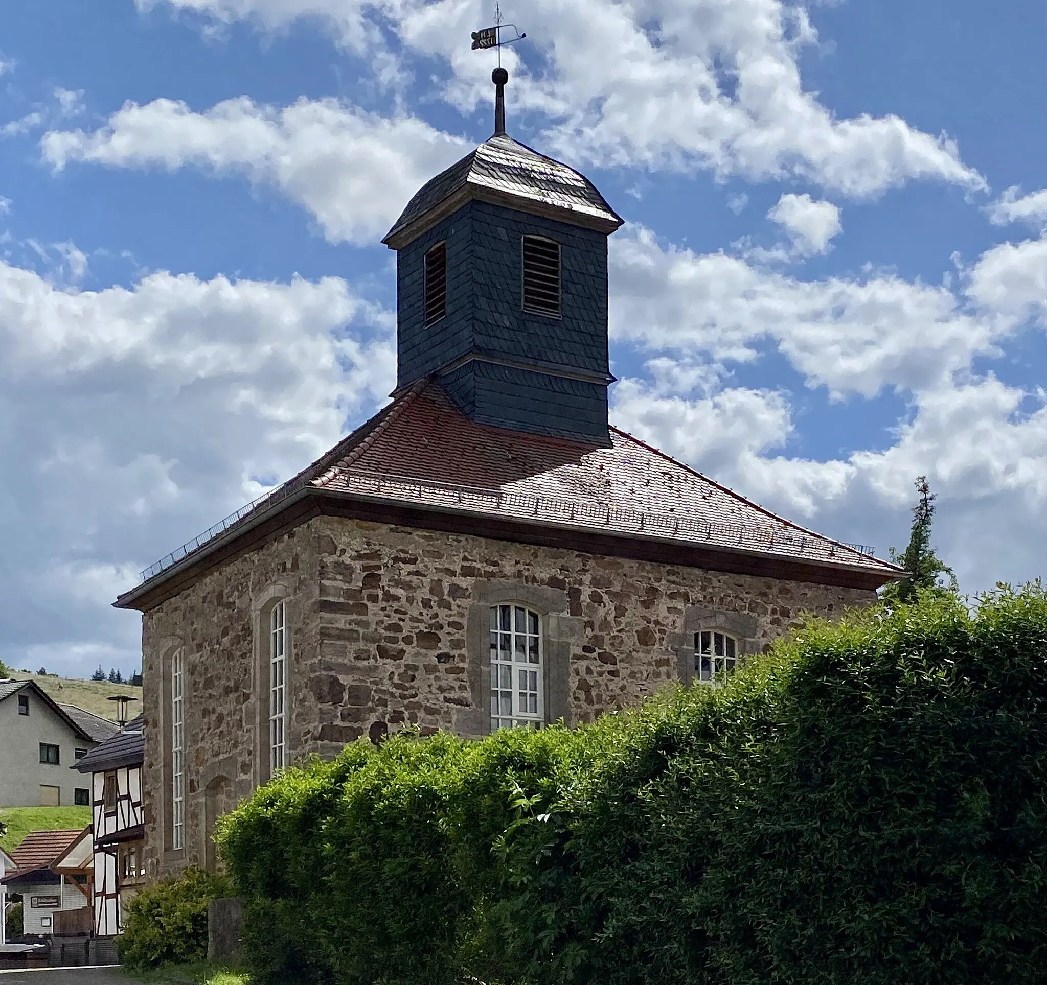 Photo showing: Kirchengebäude in Körle-Lobenhausen