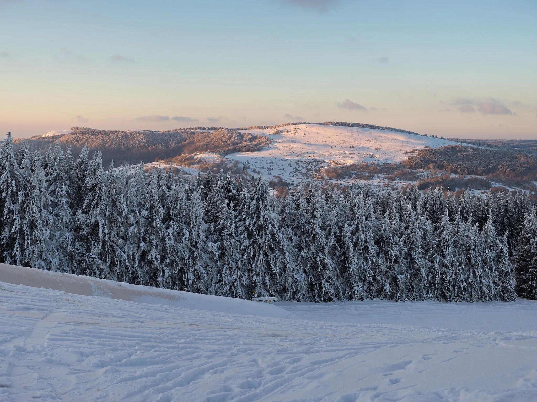 Photo showing: View from the Arnsberg northward to the Himmeldunkberg