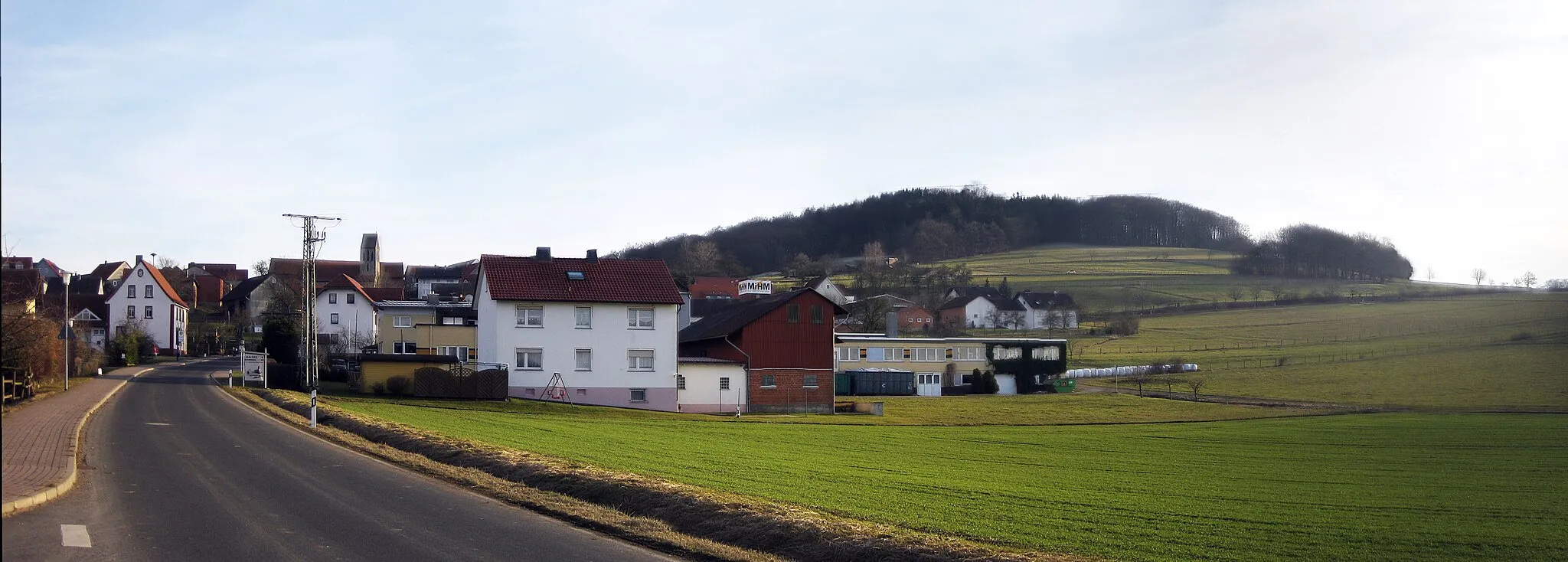 Photo showing: Malges im Vordergrund, hinten: Wieselsberg [Originalbild leicht bearbeitet]