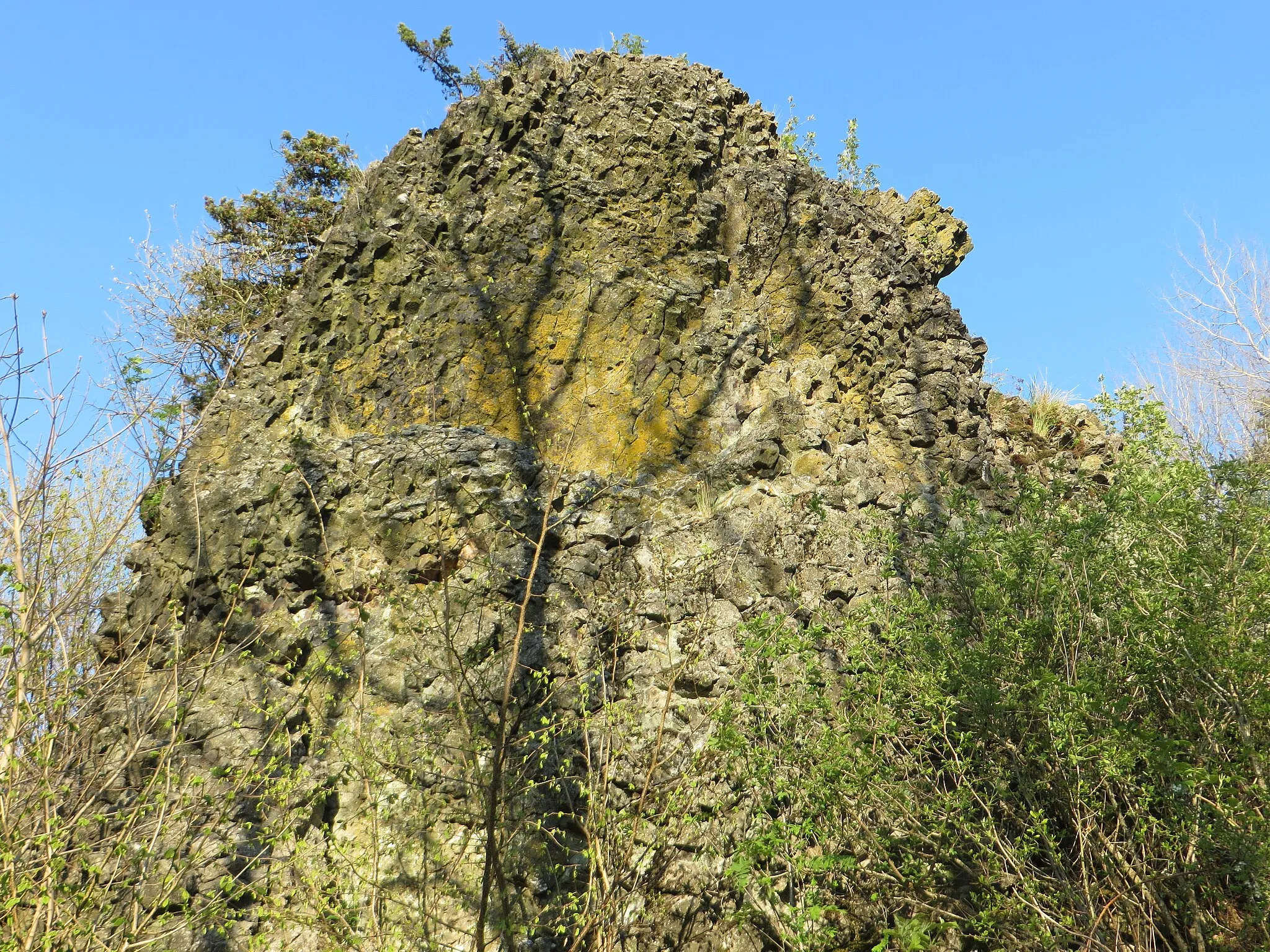 Photo showing: Poorly-developed columns of basanite lava at a volcanic geotope near Kothen, Bavaria, Germany. The rock is of Cenozoic age.