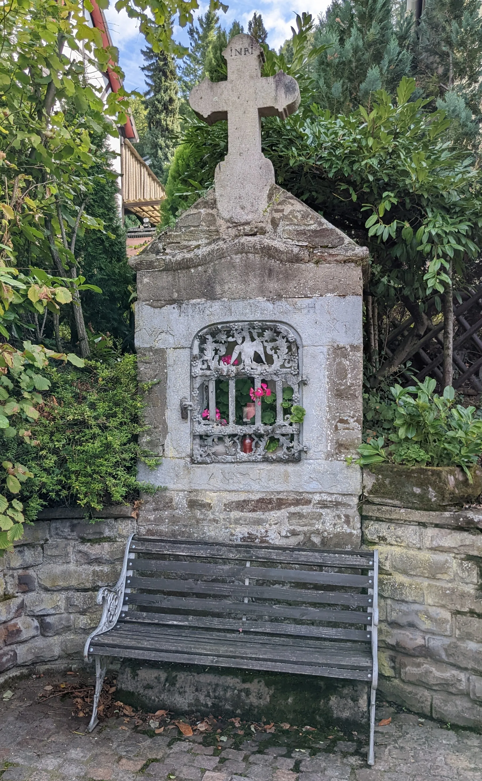 Photo showing: Denkmalgeschütztes Heiligenhäuschen, Bergstraße (bei Nr. 9), Scheuren, Stadt Unkel