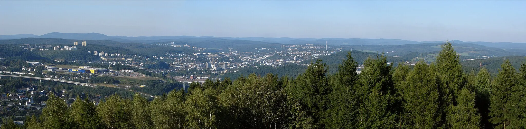 Photo showing: View on Siegen, Germany from south/south west from the Gilbergskopf. Viewing direction: north/north east (apx. 12°). Lower left: Heidenberg with Ikea. Up to Ikea: the Fischbacherberg with the remaining two Nato teeth. Middle upper left (blue building and below): Buildings of Siegen University (Haardter Berg). Middle: city centre with the church Nikolaikirche. Middle-Right (hill with radio tower): Giersberg. The real altitude differences are not recognizable from this perspective.