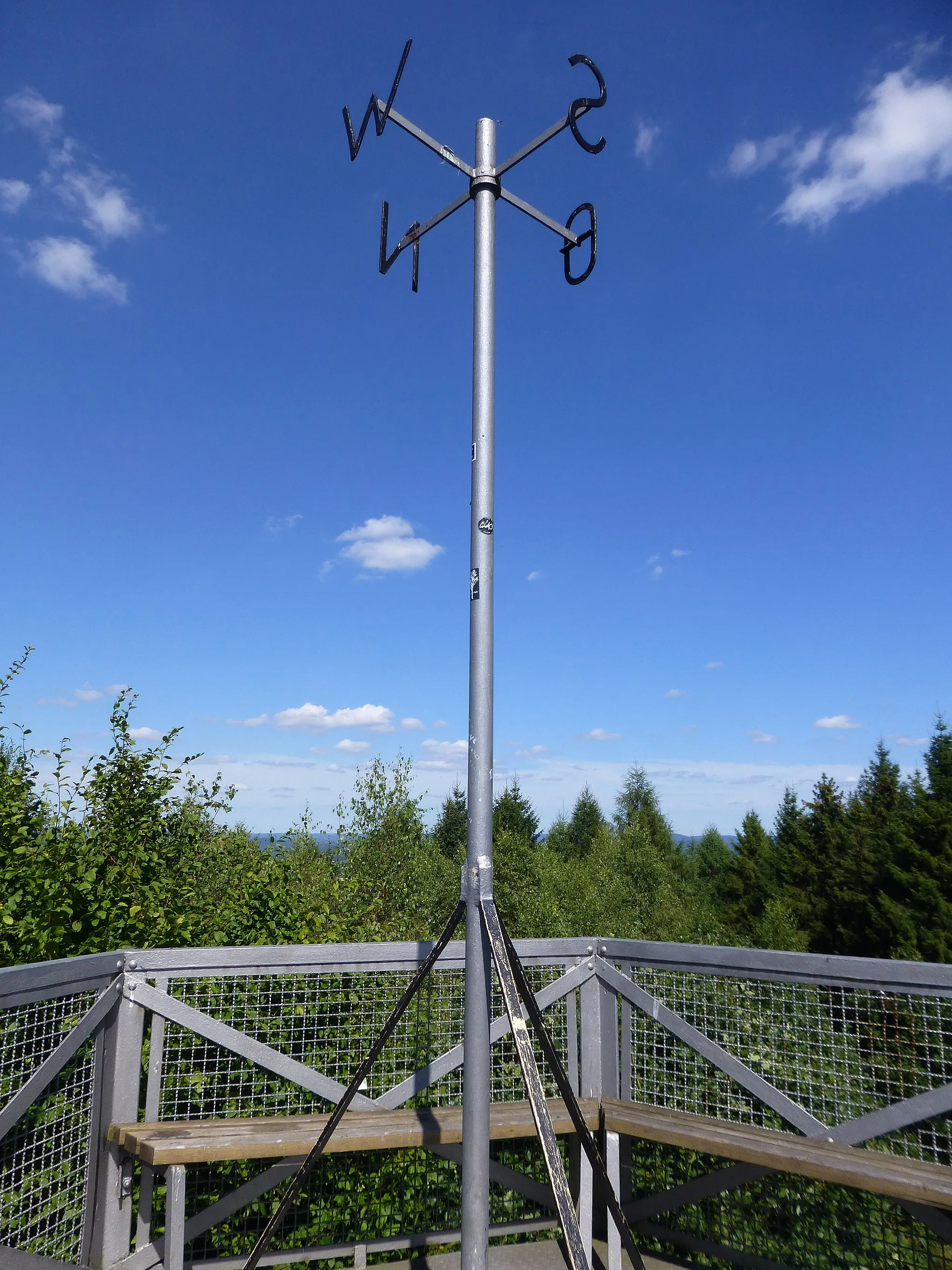 Photo showing: Gilbergturm; Plattform mit Windrose; 2016 ist der Ausblick durch Bäume sehr eingeschränkt