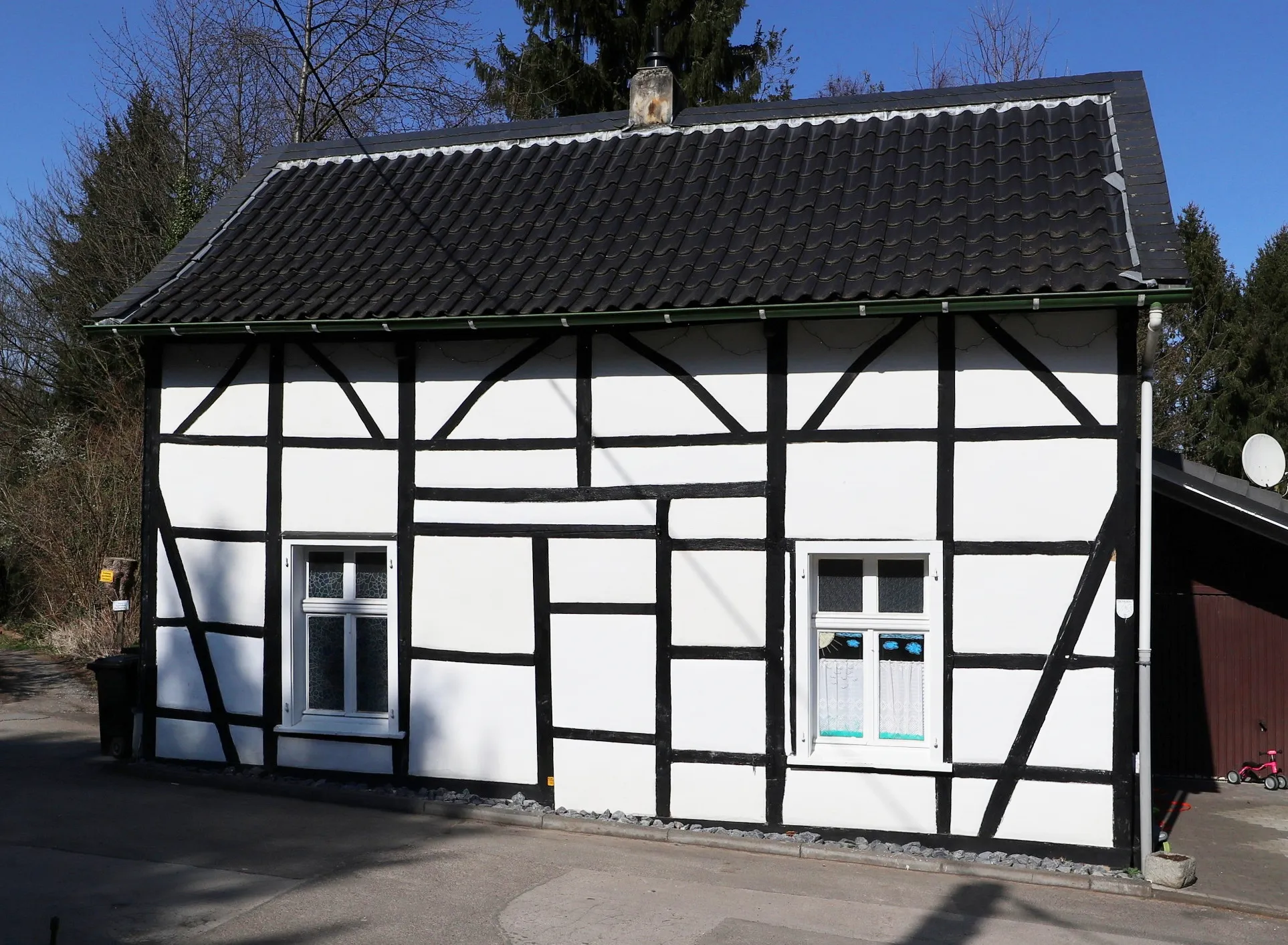 Photo showing: Wohnhaus Büschberg 3 in Solingen-Mitte, aufgenommen im Frühling 2022