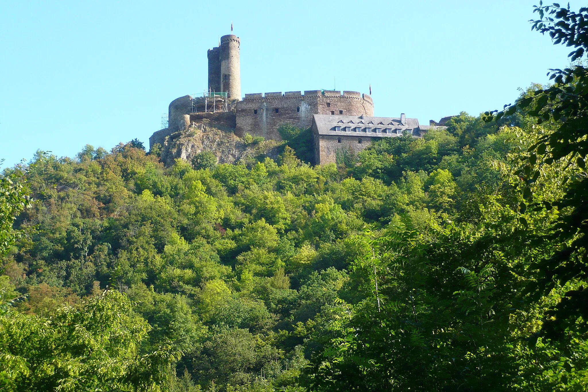 Photo showing: View of southern perspective to the Ehrenburg (Brodenbach) castle from down of the Ehrbach valley.