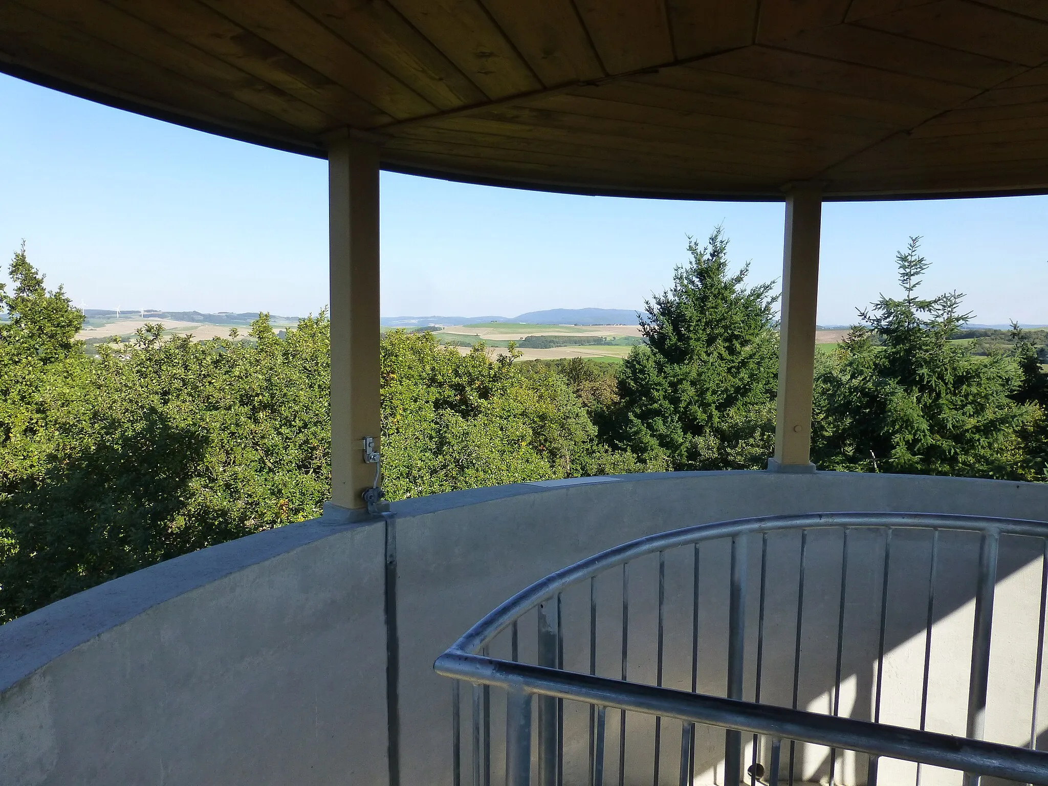 Photo showing: Sattelbergturm; Aussichtsplattform mit Blick zum Donnersberg