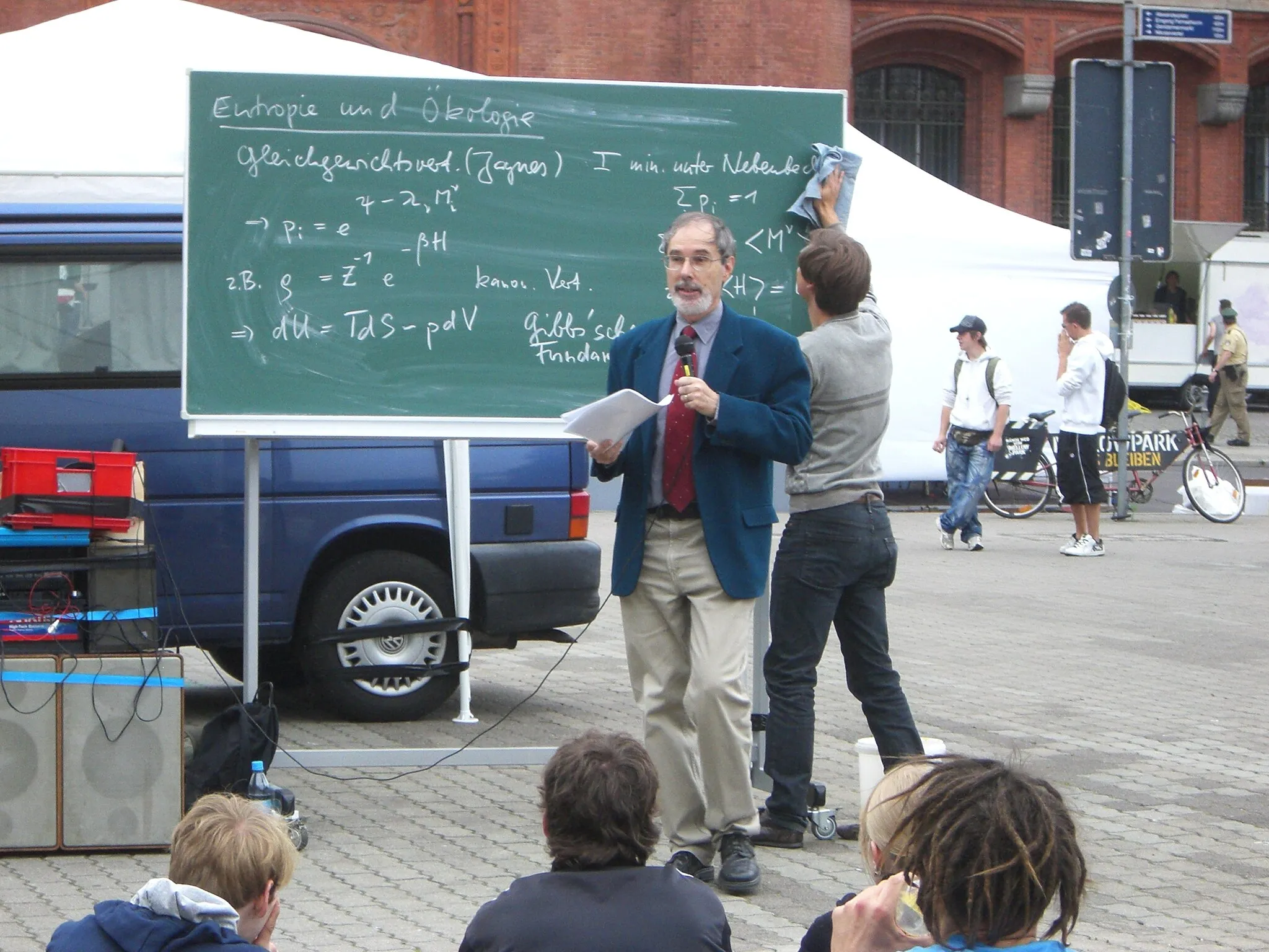Photo showing: Eckehard Schöll 2009 at a protest lecture in front of the Roten Rathaus during the students strike.